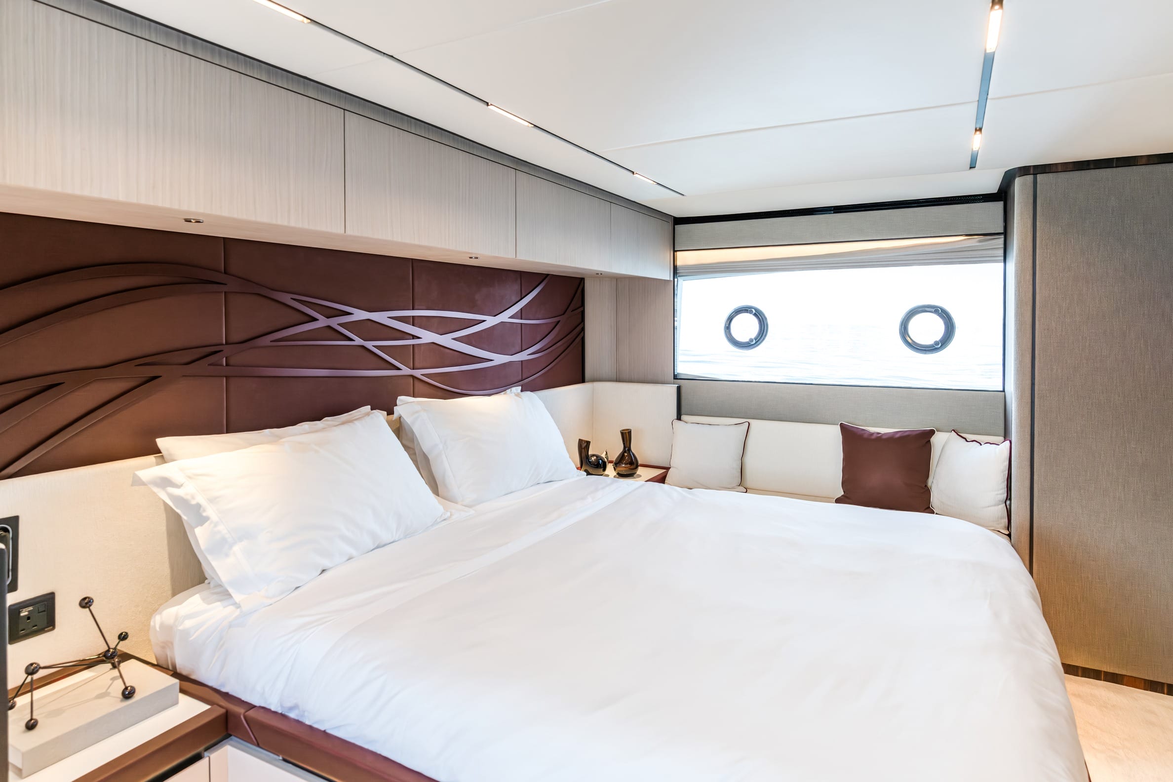 Majesty Yachts Majesty 65 — photo 3