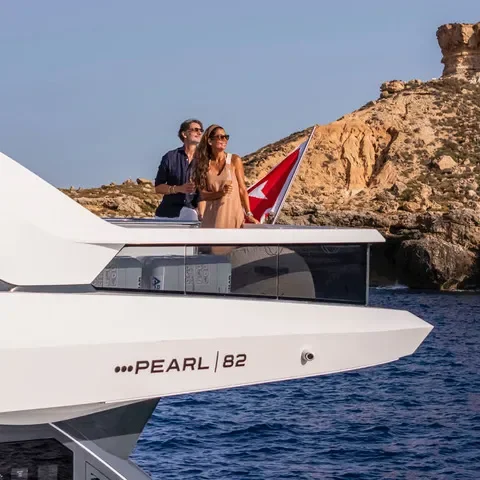 Pearl Motor Yachts Pearl 100 Hybrid — photo 2