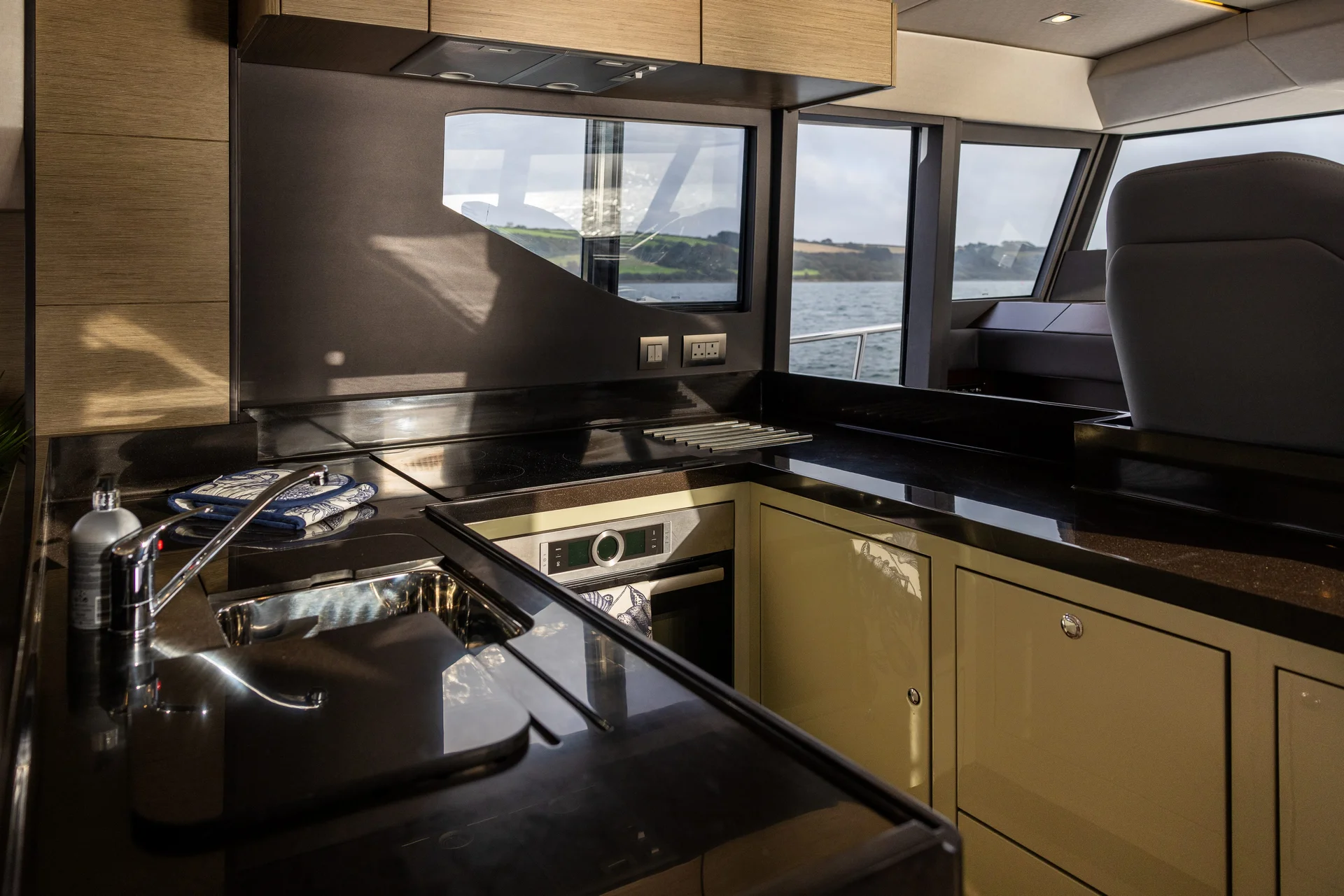 Hardy Marine Hardy 50DS — photo 8