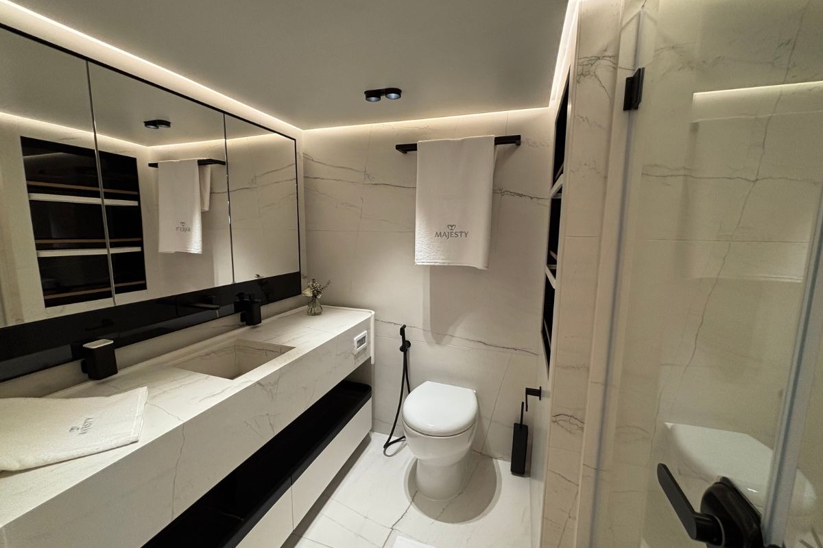 Majesty Yachts Majesty 112 — photo 8
