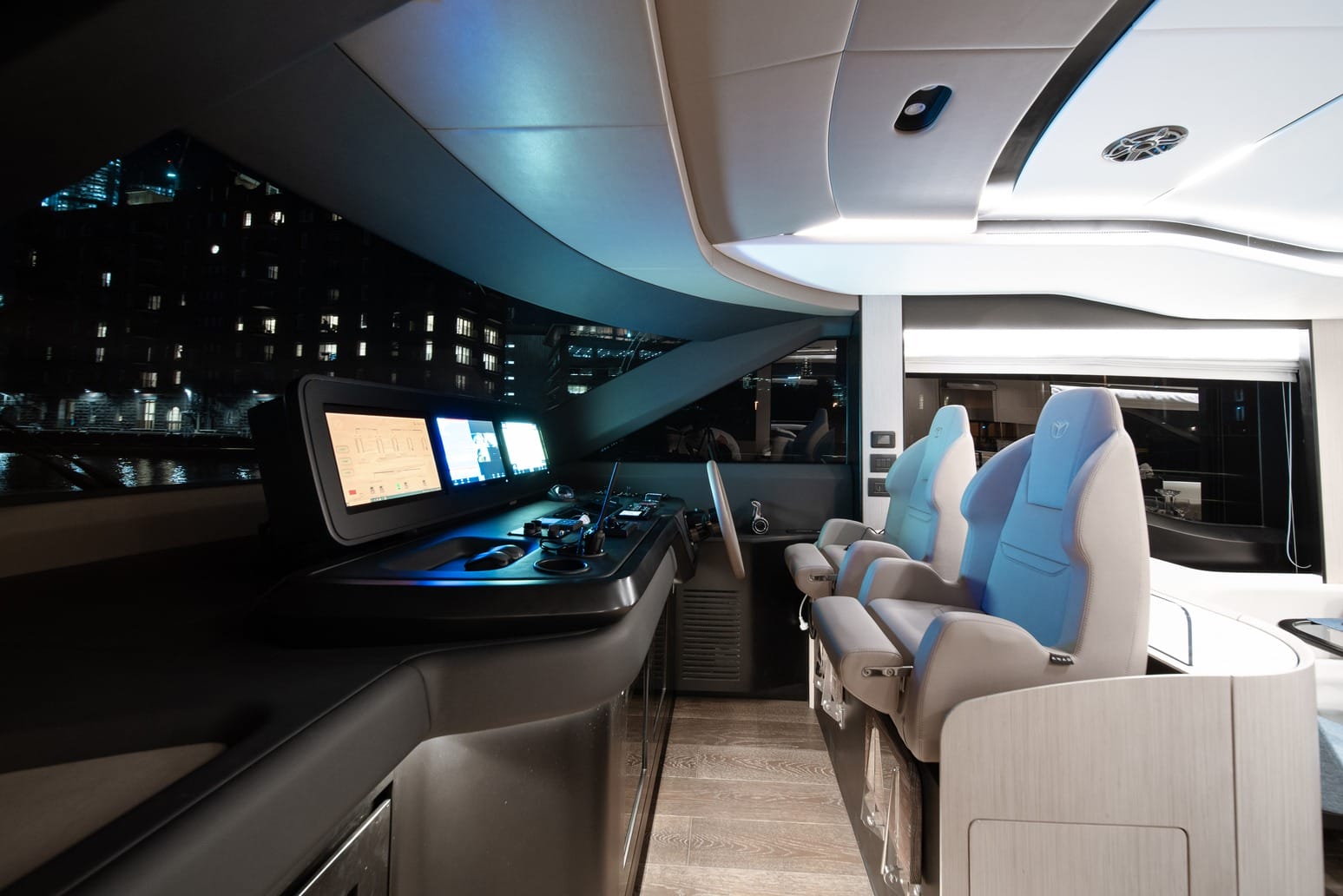 Majesty Yachts Majesty 72 — photo 6