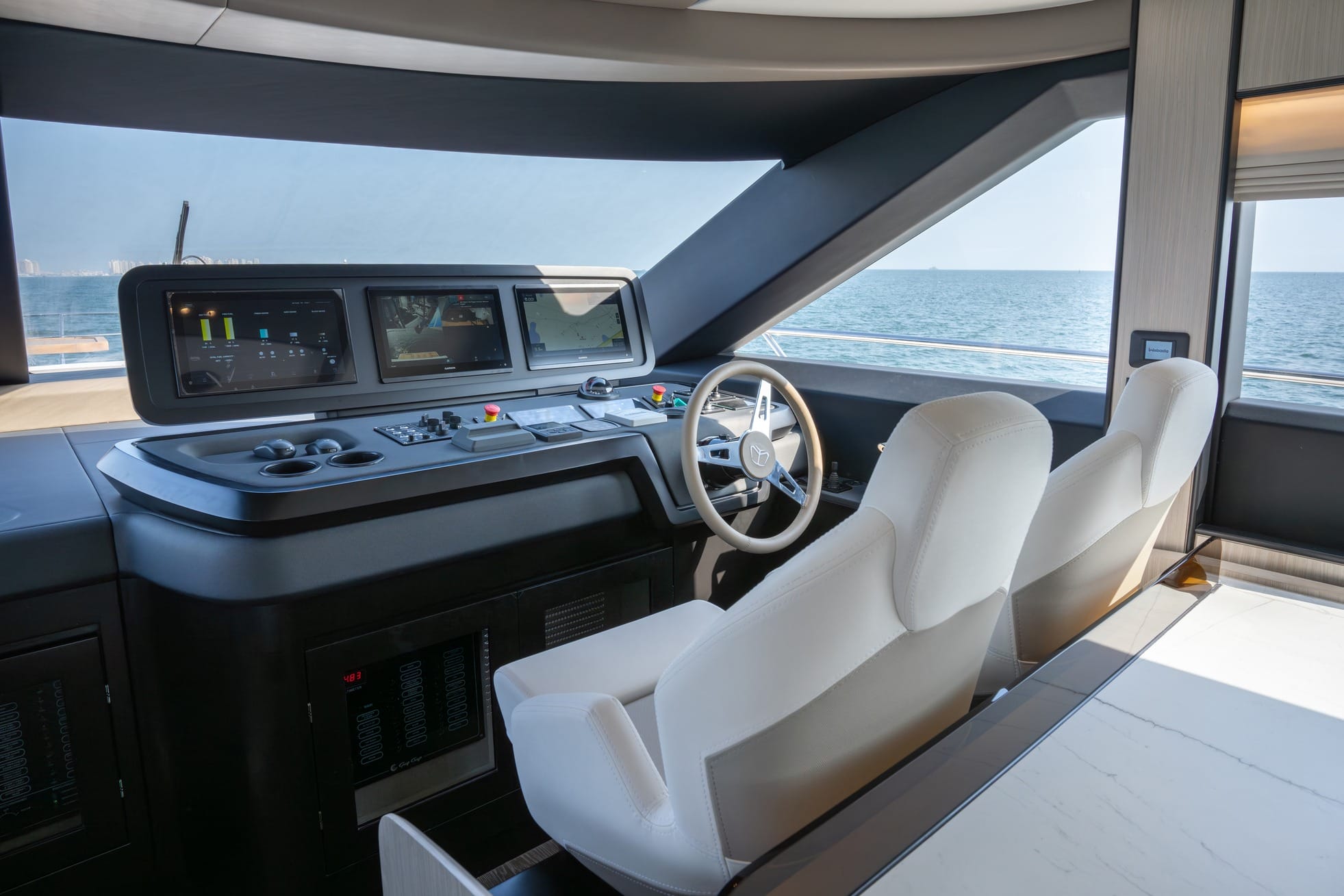 Majesty Yachts Majesty 72 — photo 7