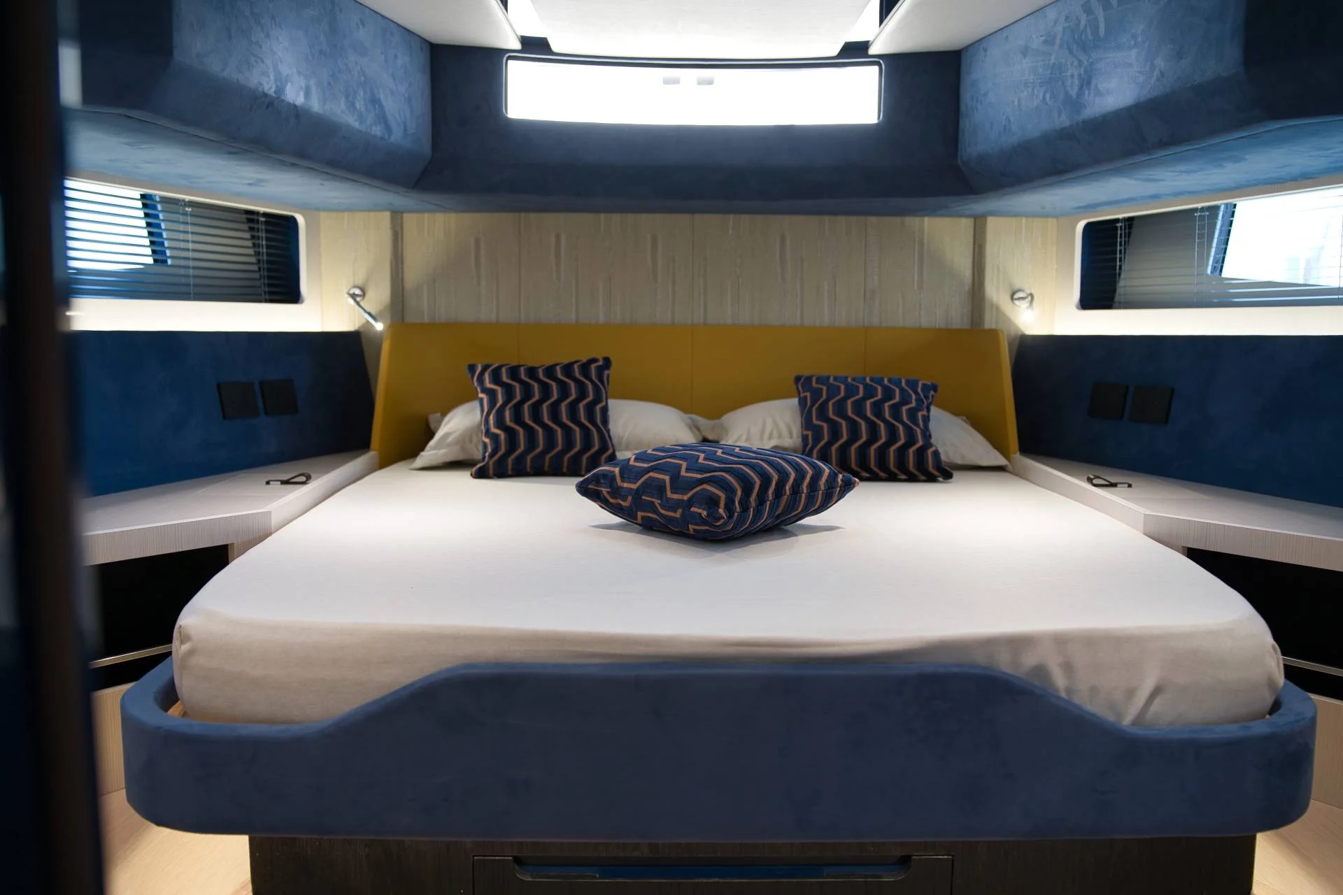 Cayman Yachts 560 Sedan — photo 9