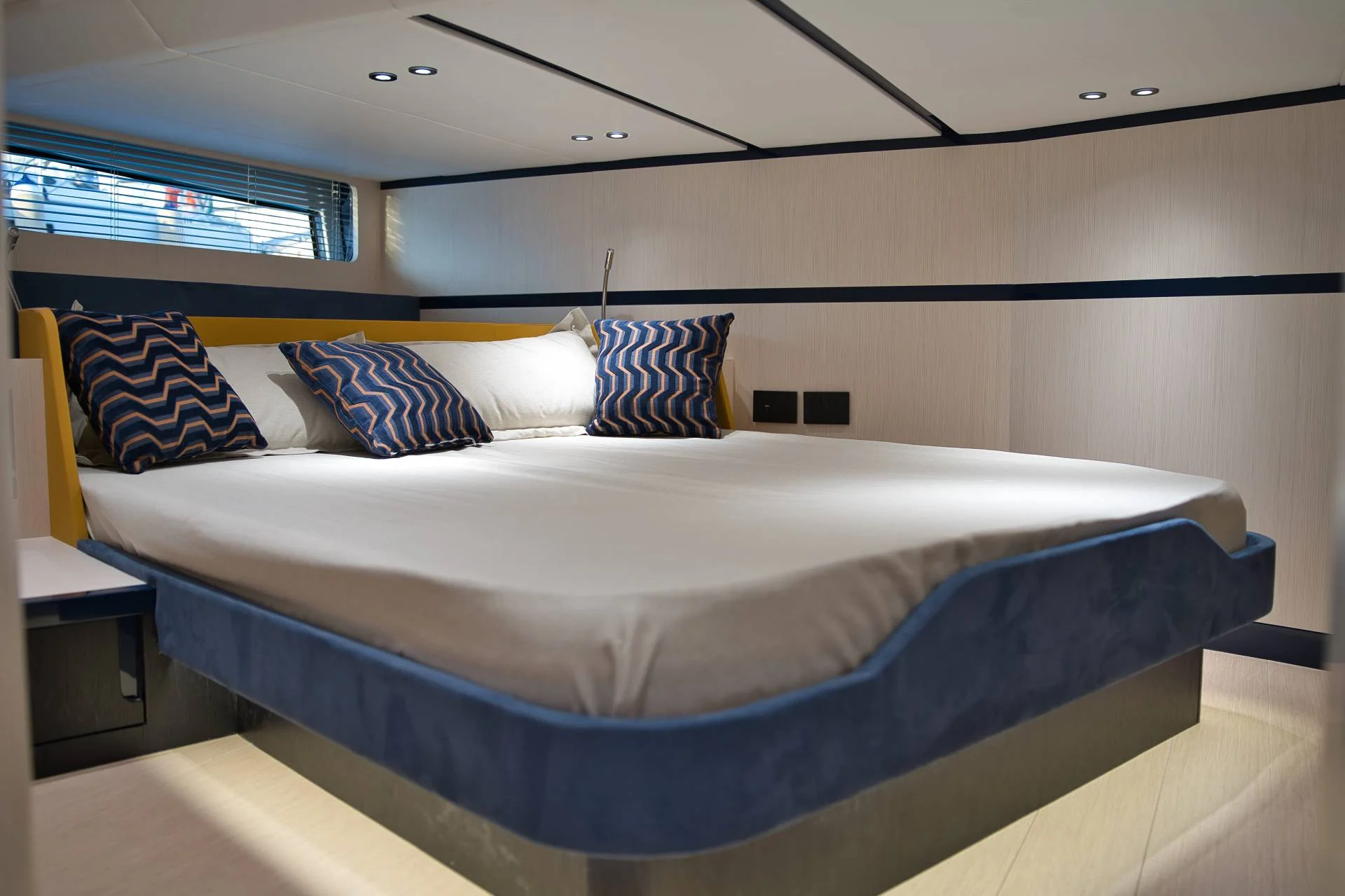 Cayman Yachts 560 Sedan — photo 10