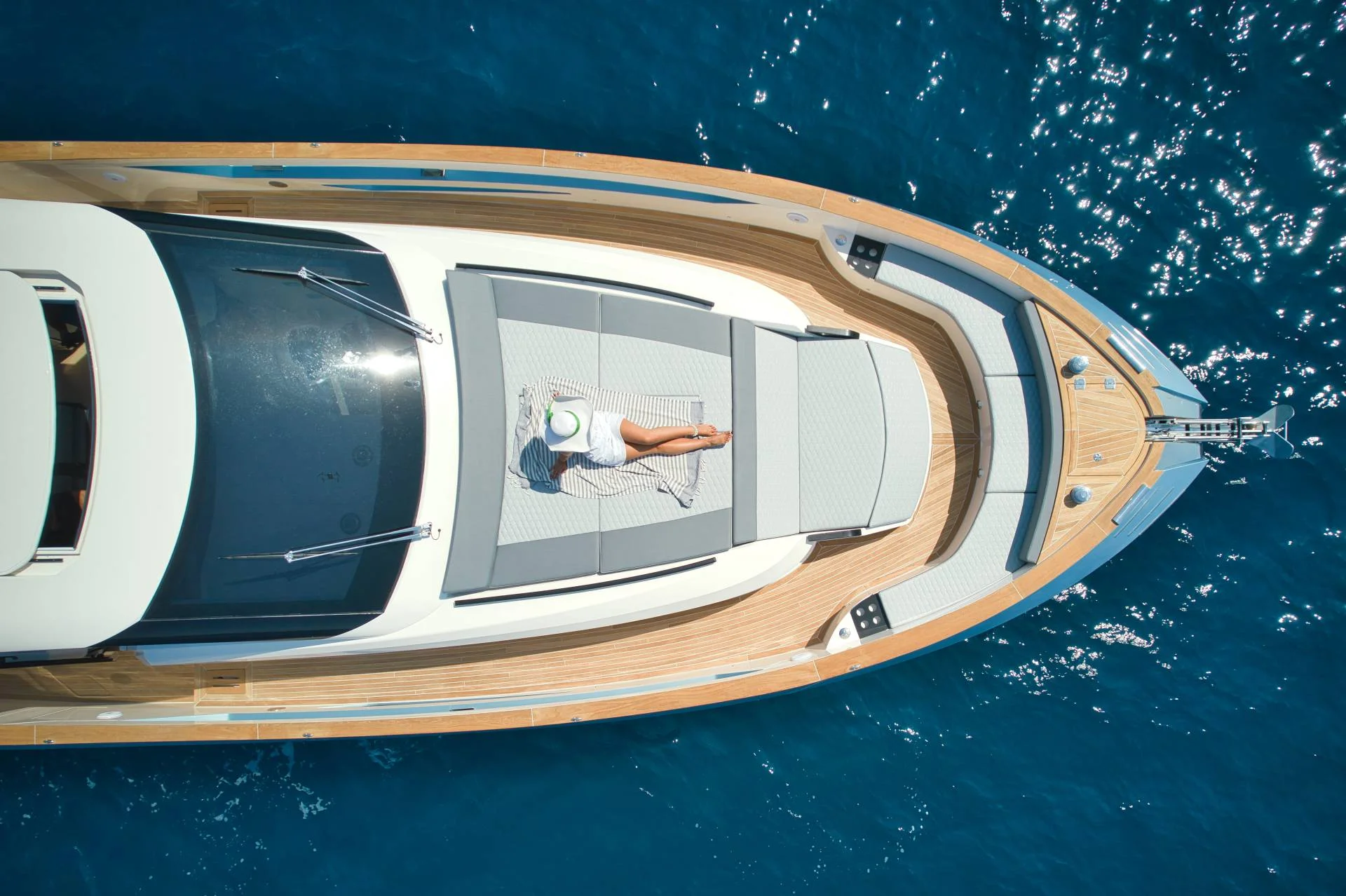 Cayman Yachts 560 Sedan — photo 5