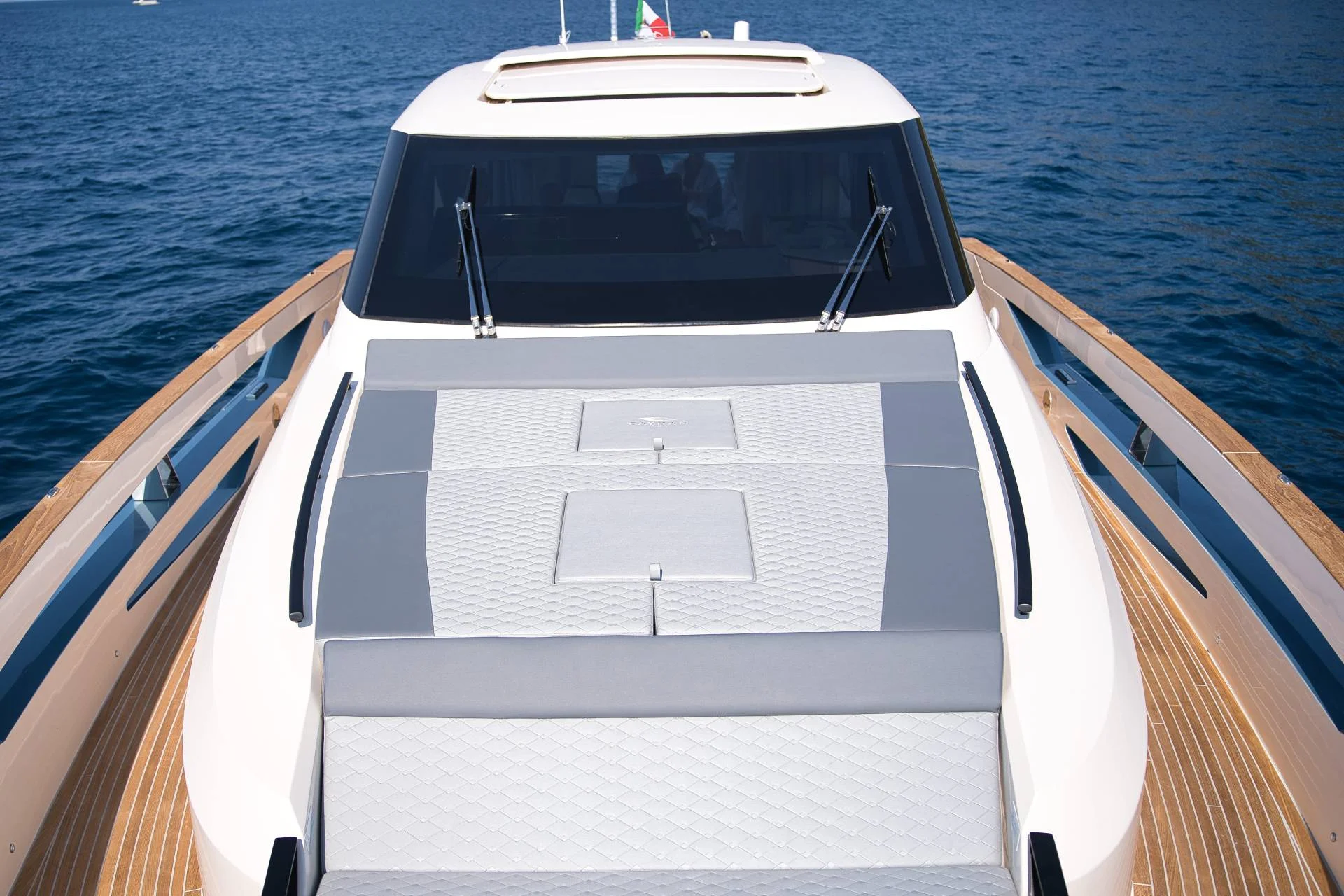 Cayman Yachts 560 Sedan — photo 8