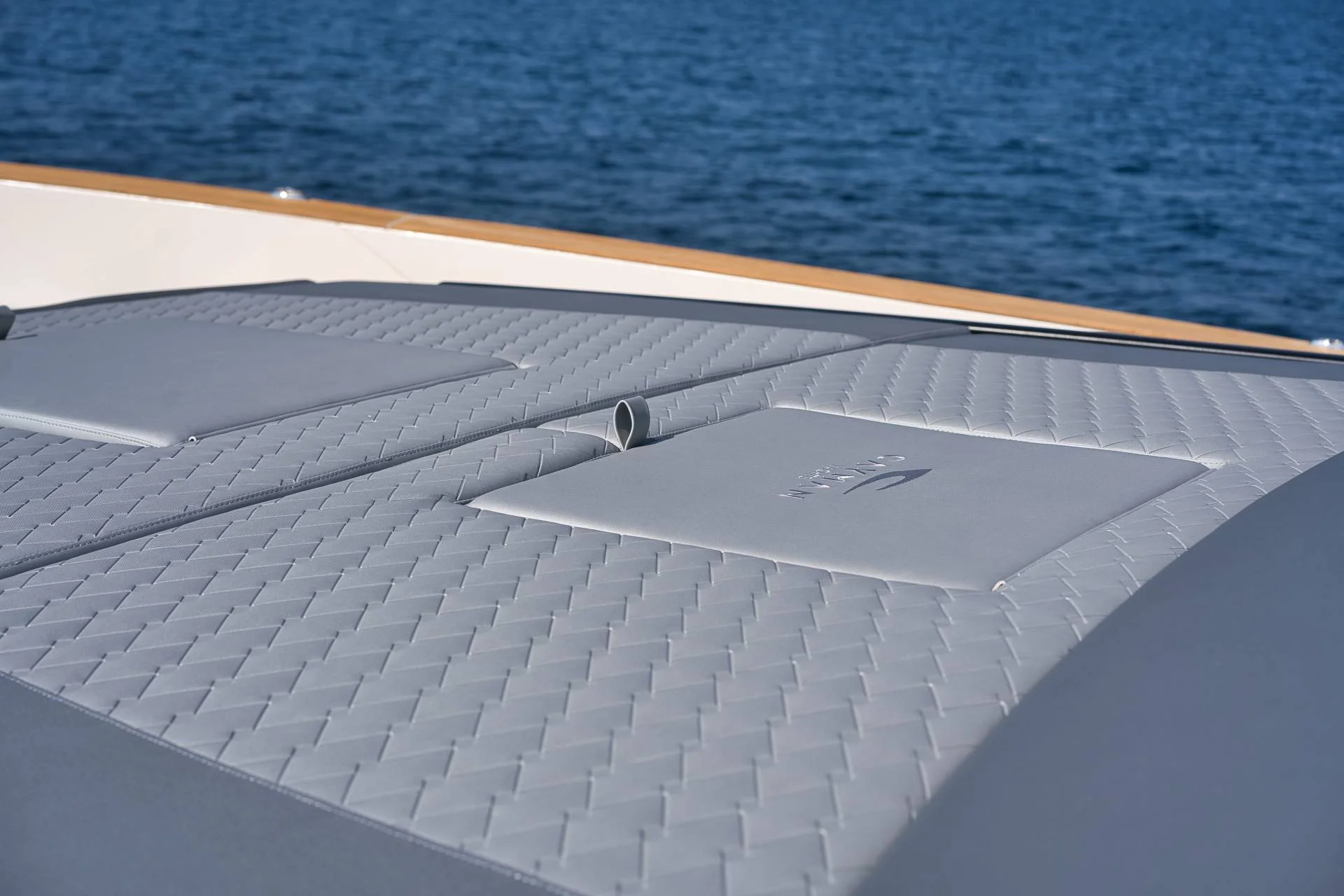 Cayman Yachts 560 Sedan — photo 7
