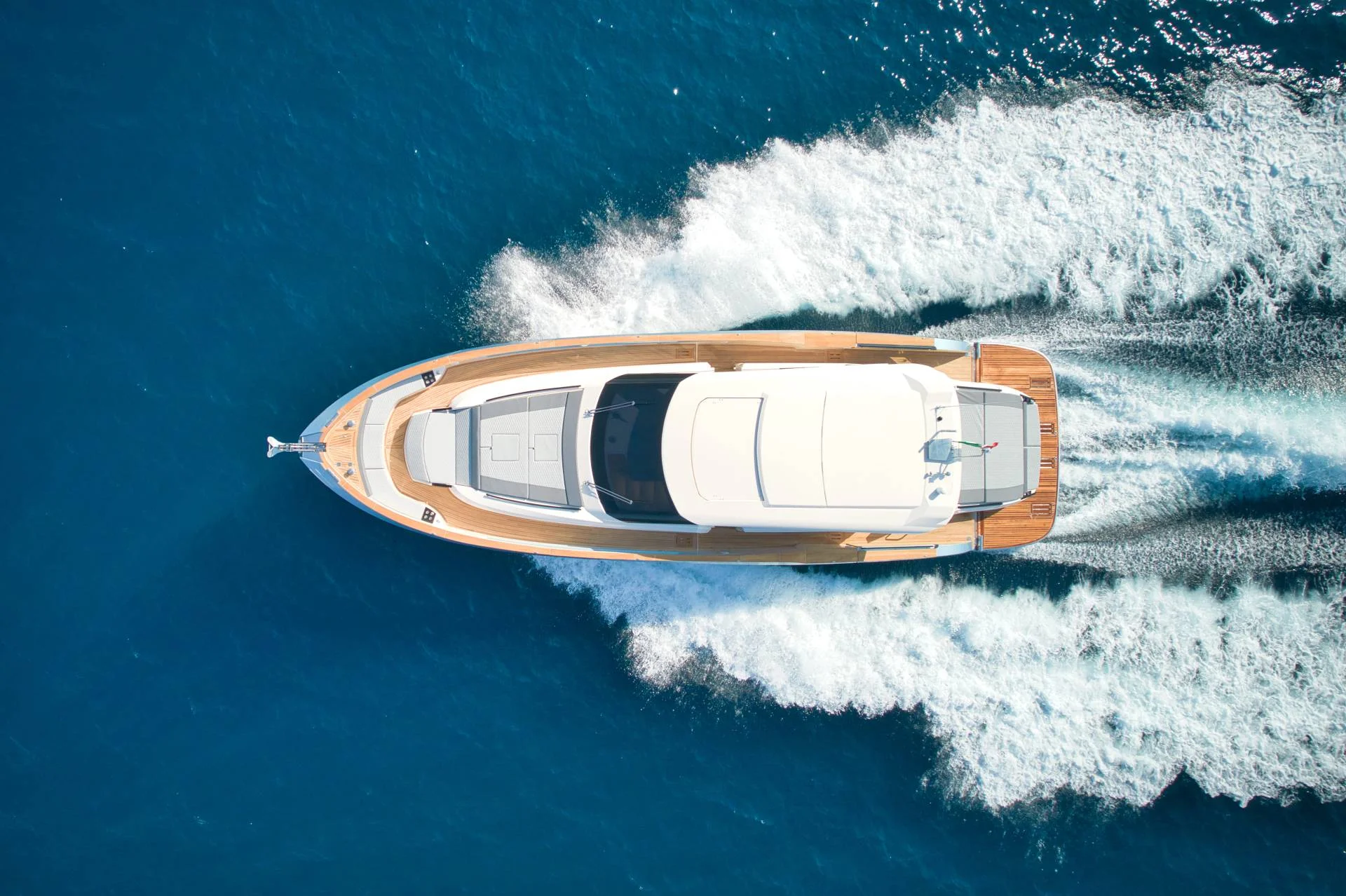Cayman Yachts 560 Sedan — photo 4