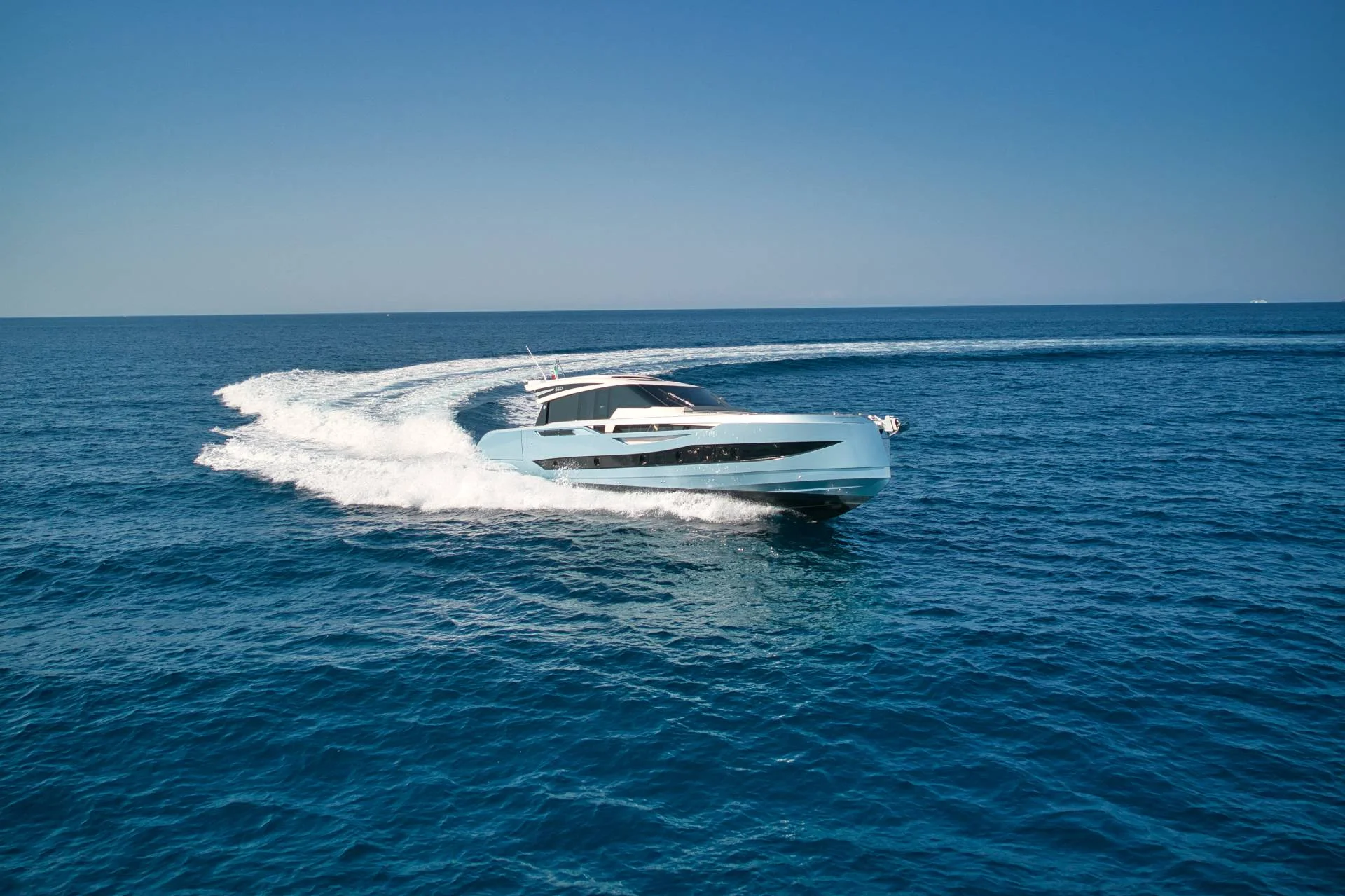 Cayman Yachts 560 Sedan — photo 3