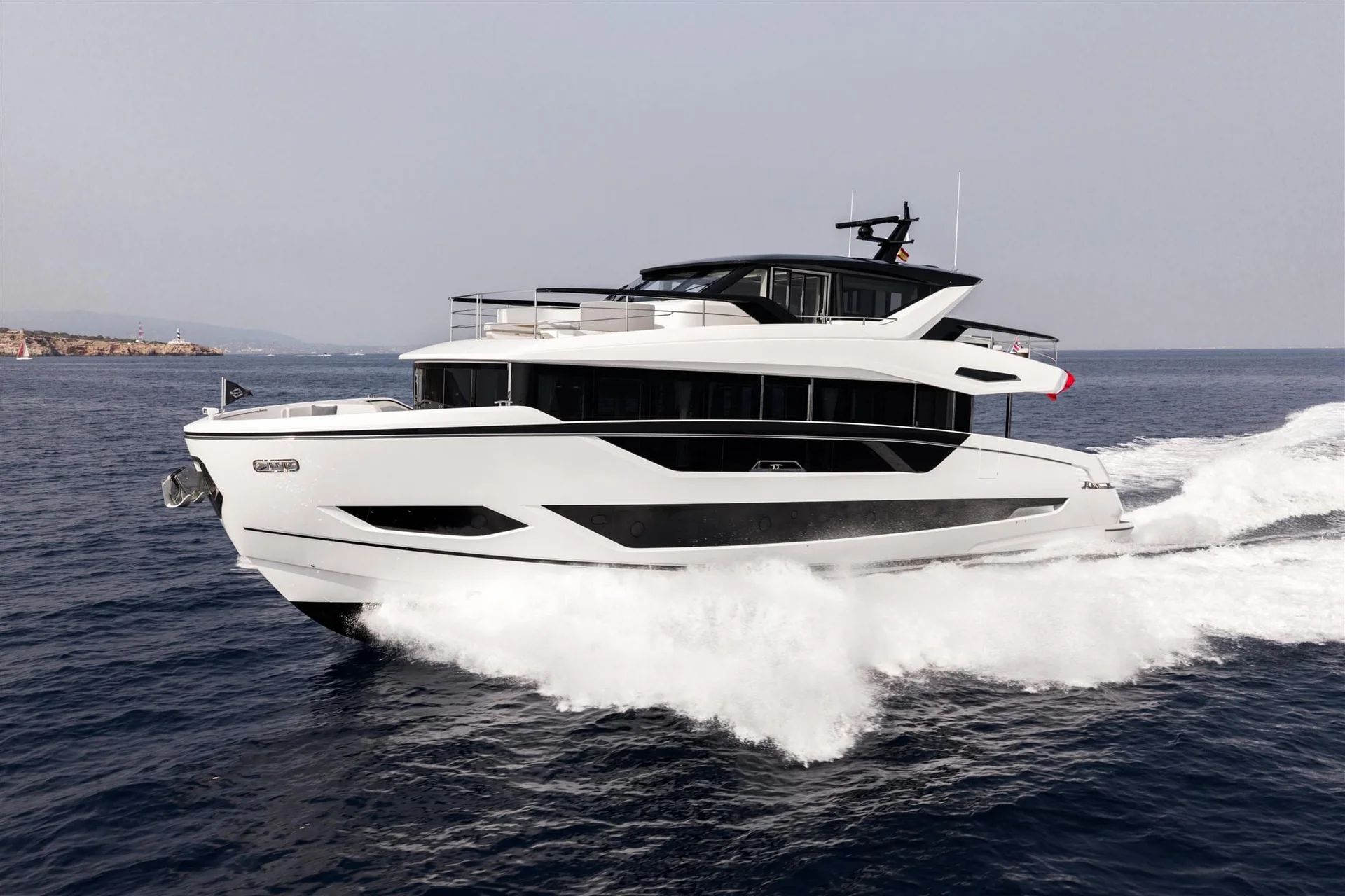Sunseeker 82 Ocean Enclosed — photo 4