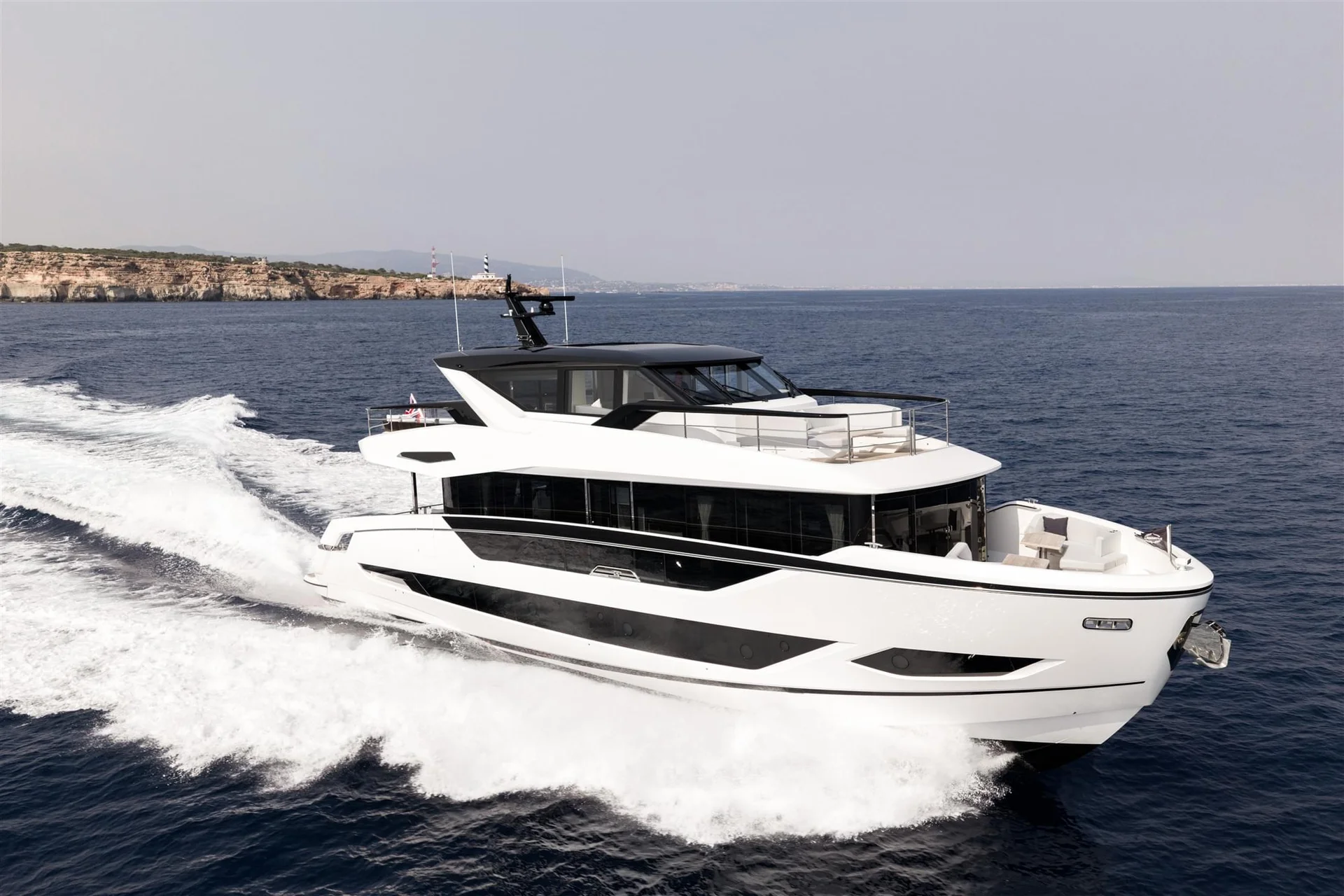 Sunseeker 82 Ocean Enclosed — photo 3