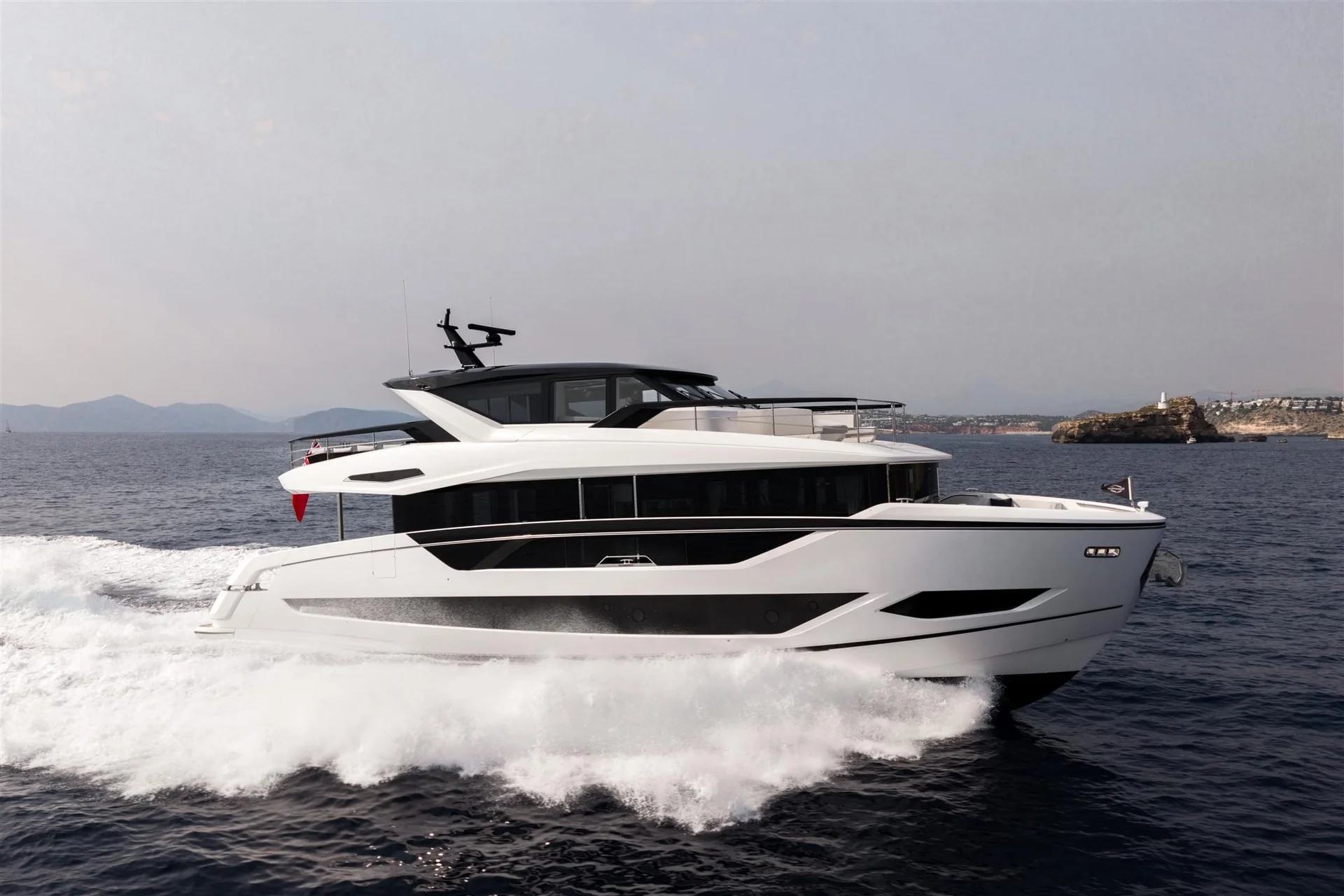 Sunseeker 82 Ocean Enclosed — photo 1