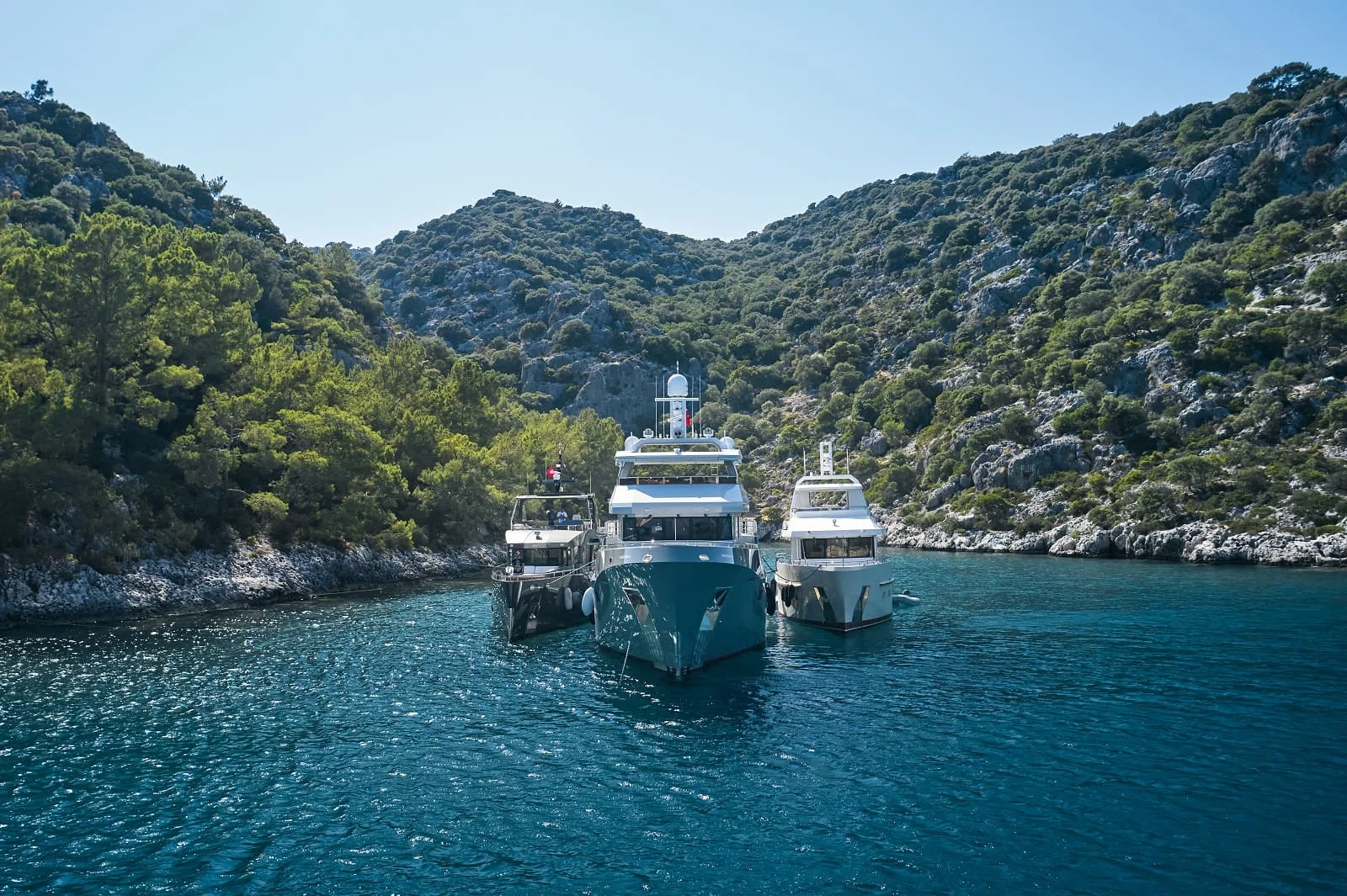 Bering Yachts B77 — photo 6