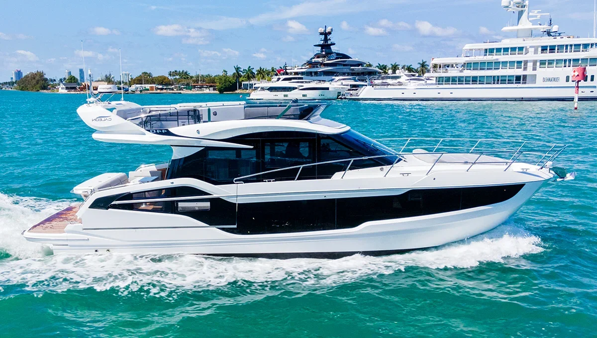 Galeon 440 fly — photo 1