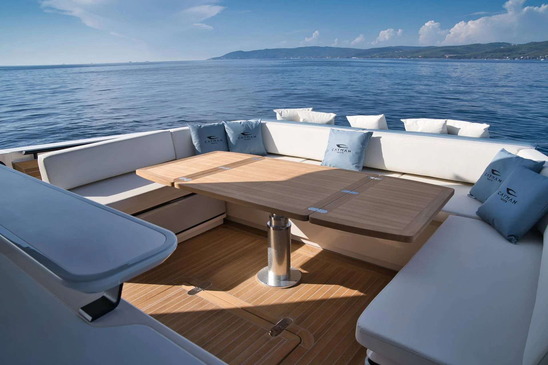 Cayman Yachts 540WA — photo 10