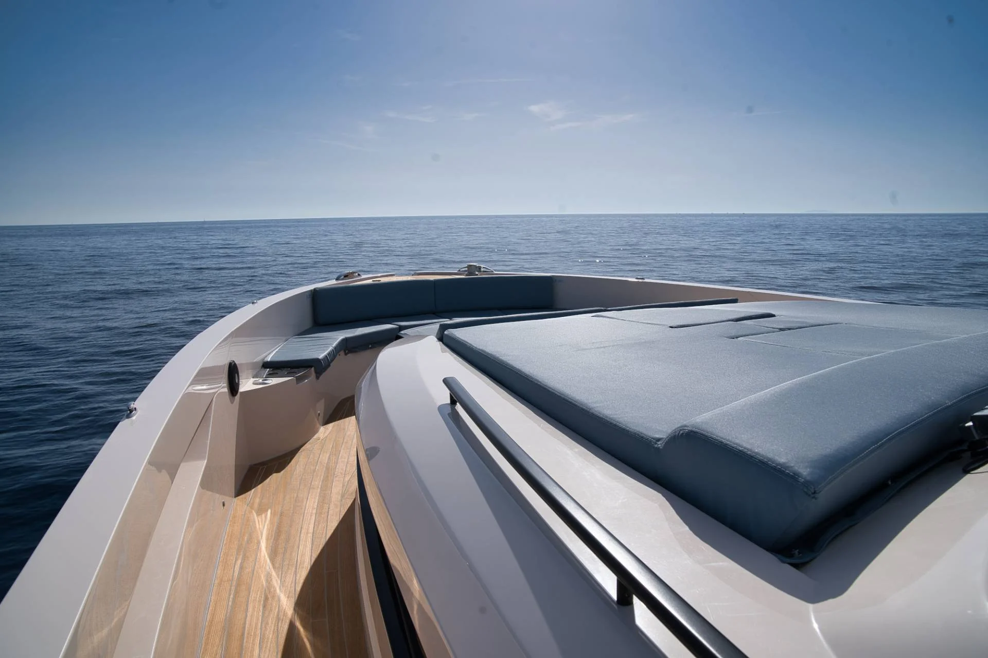 Cayman Yachts 540WA — photo 9