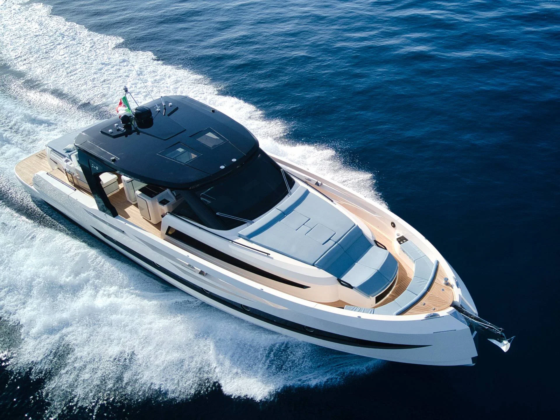 Cayman Yachts 540WA — photo 2