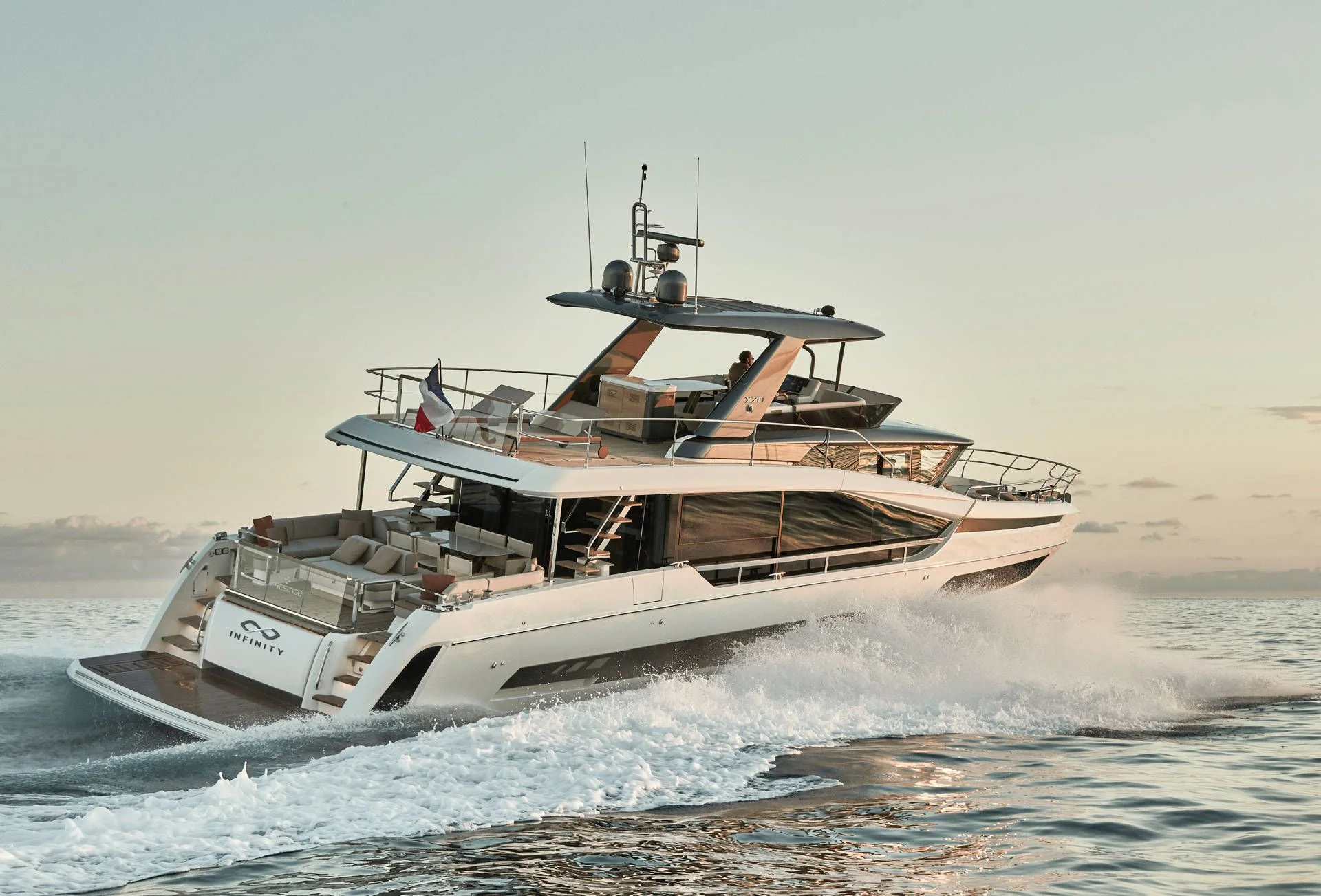 Prestige Yachts X70 — photo 1