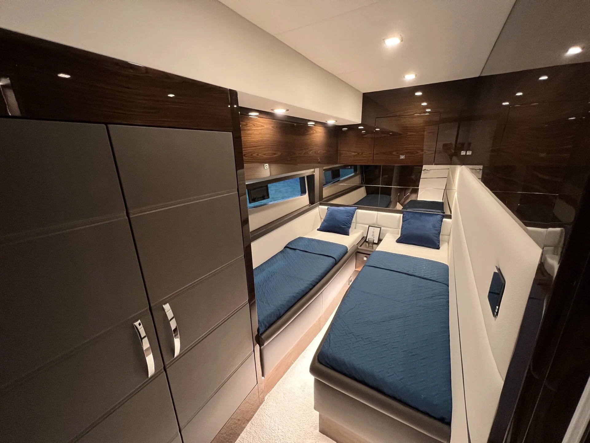 Cobrey Yachts Cobrey 50 FLY — photo 4