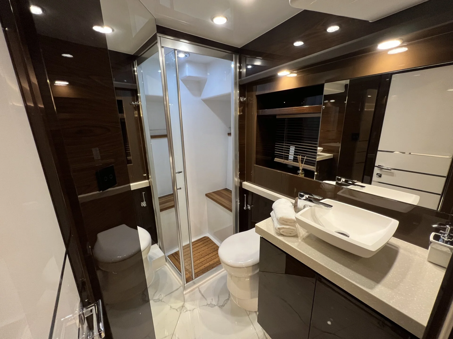 Cobrey Yachts Cobrey 50 FLY — photo 5