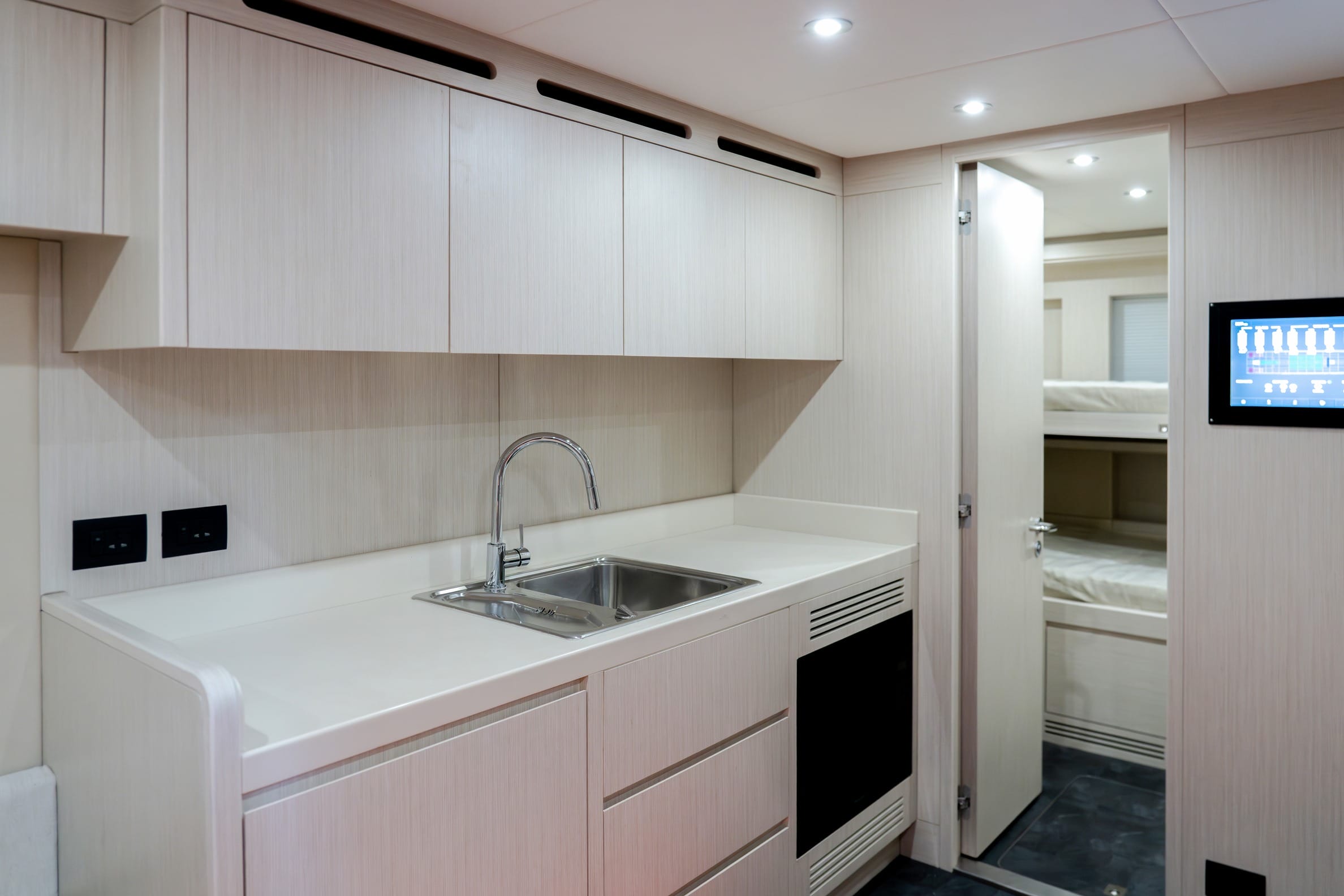 Majesty Yachts Majesty 100 Terrace — photo 4