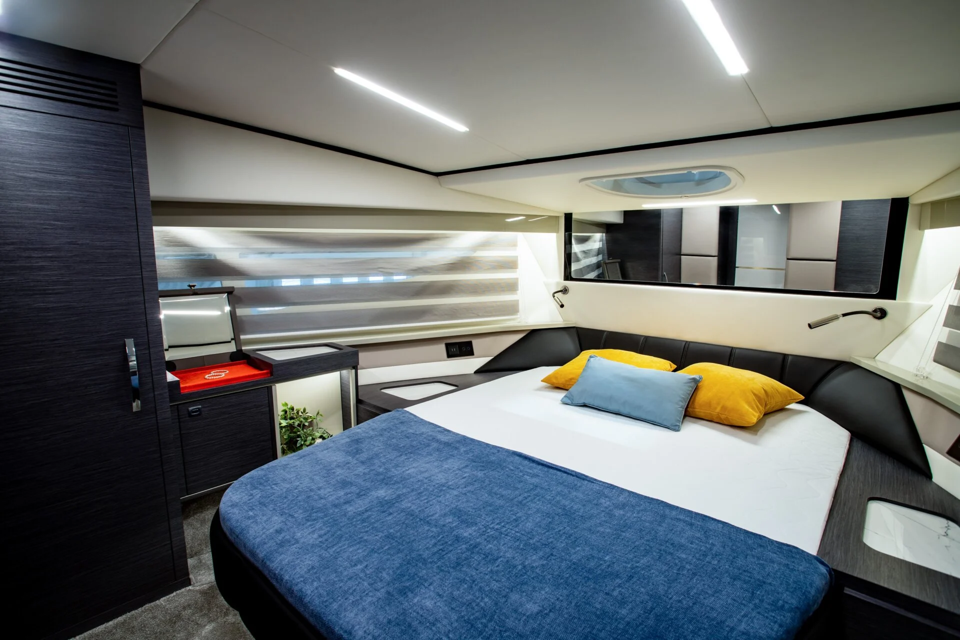 Cobrey Yachts Cobrey 42/45 FLY — photo 4