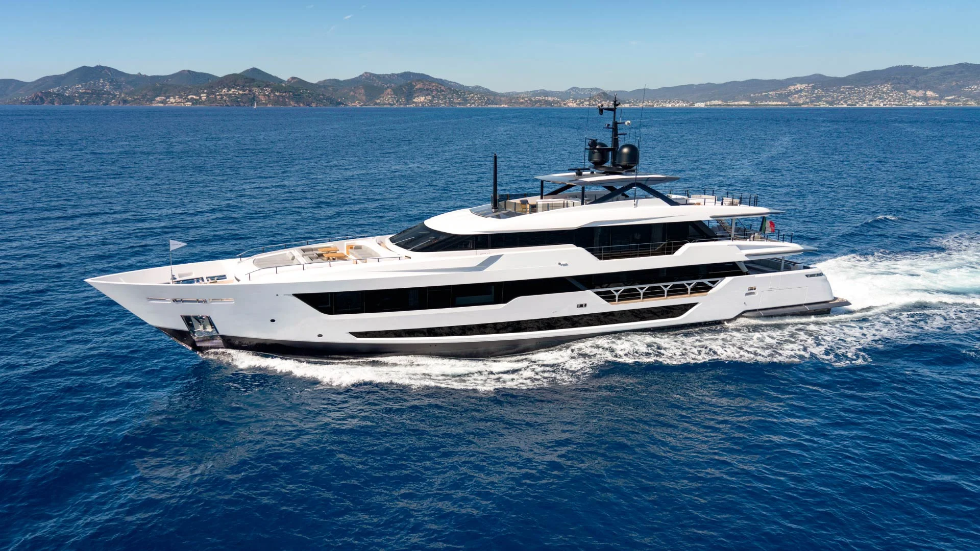 Custom Line Saetta 140 — photo 6