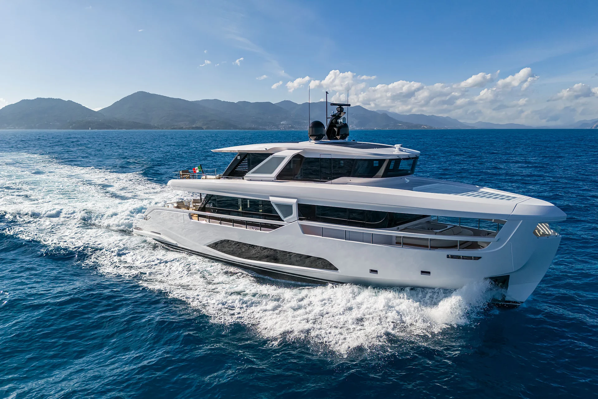 Ferretti Infynito 90 — photo 1