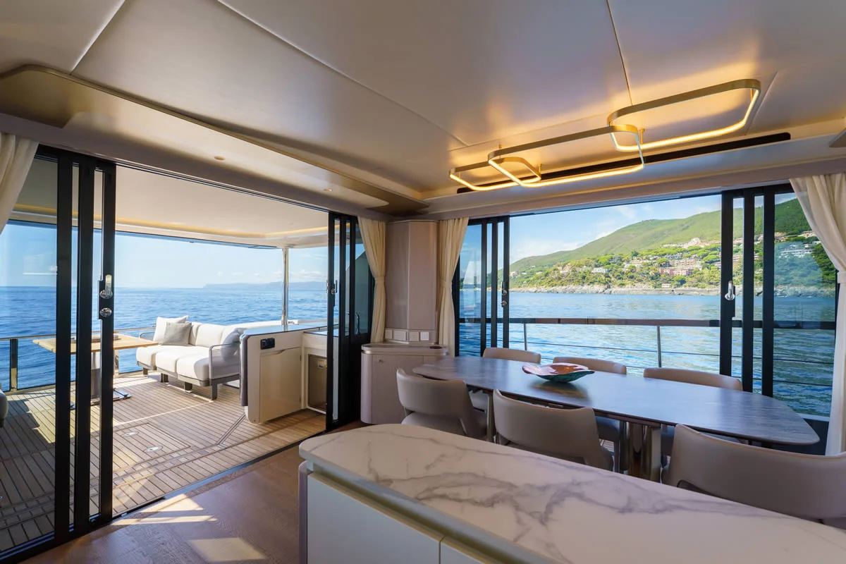 Absolute Yachts 70 FLY — photo 8