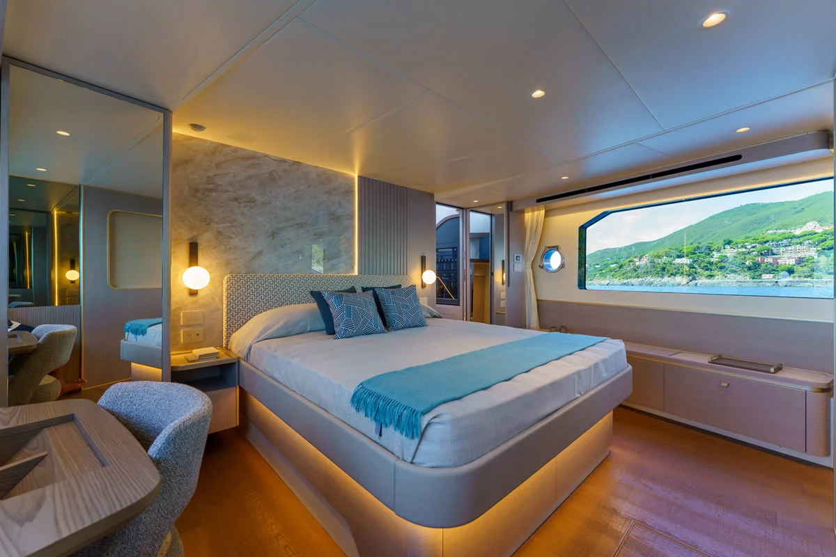 Absolute Yachts 70 FLY — photo 10