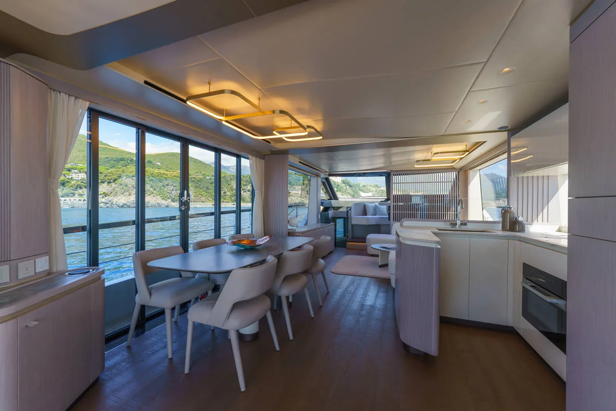 Absolute Yachts 70 FLY — photo 4