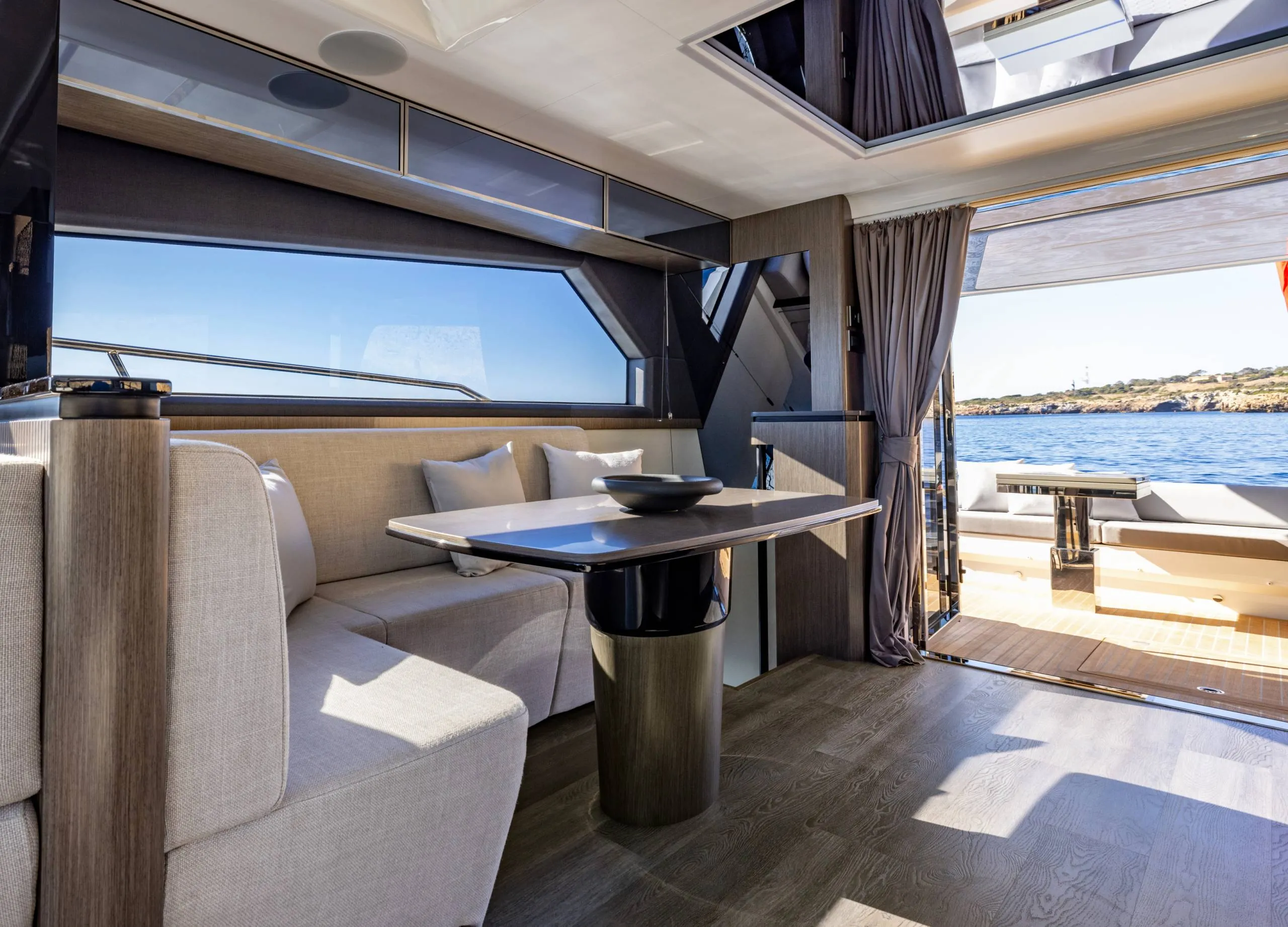 Pearl Motor Yachts Pearl 63 — photo 6