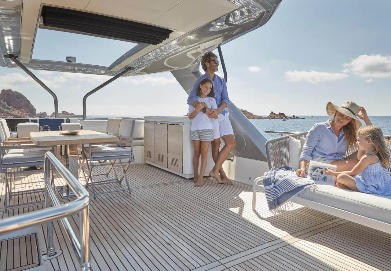 Prestige Yachts Prestige 690 — photo 4