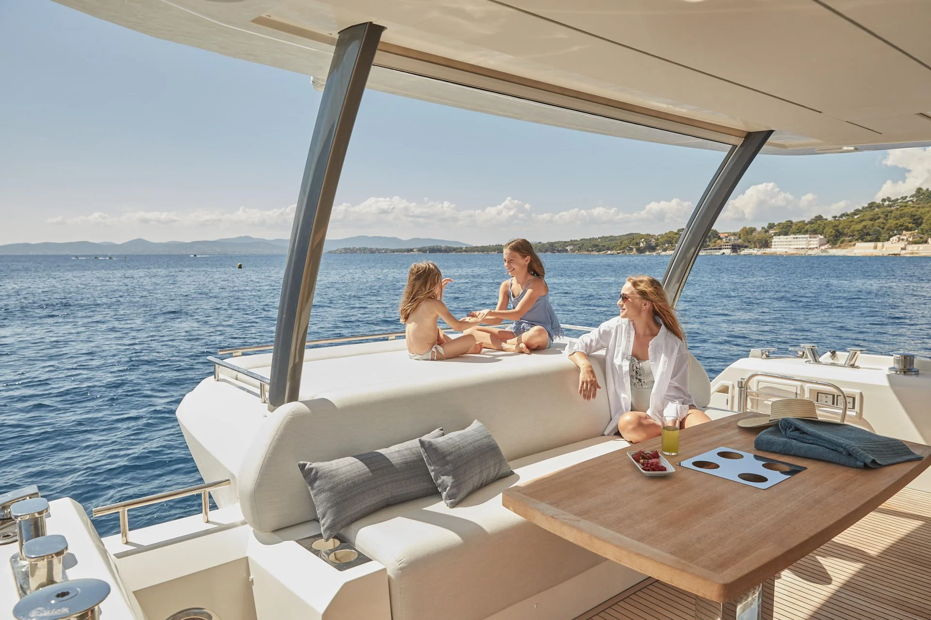Prestige Yachts Prestige 690 — photo 8