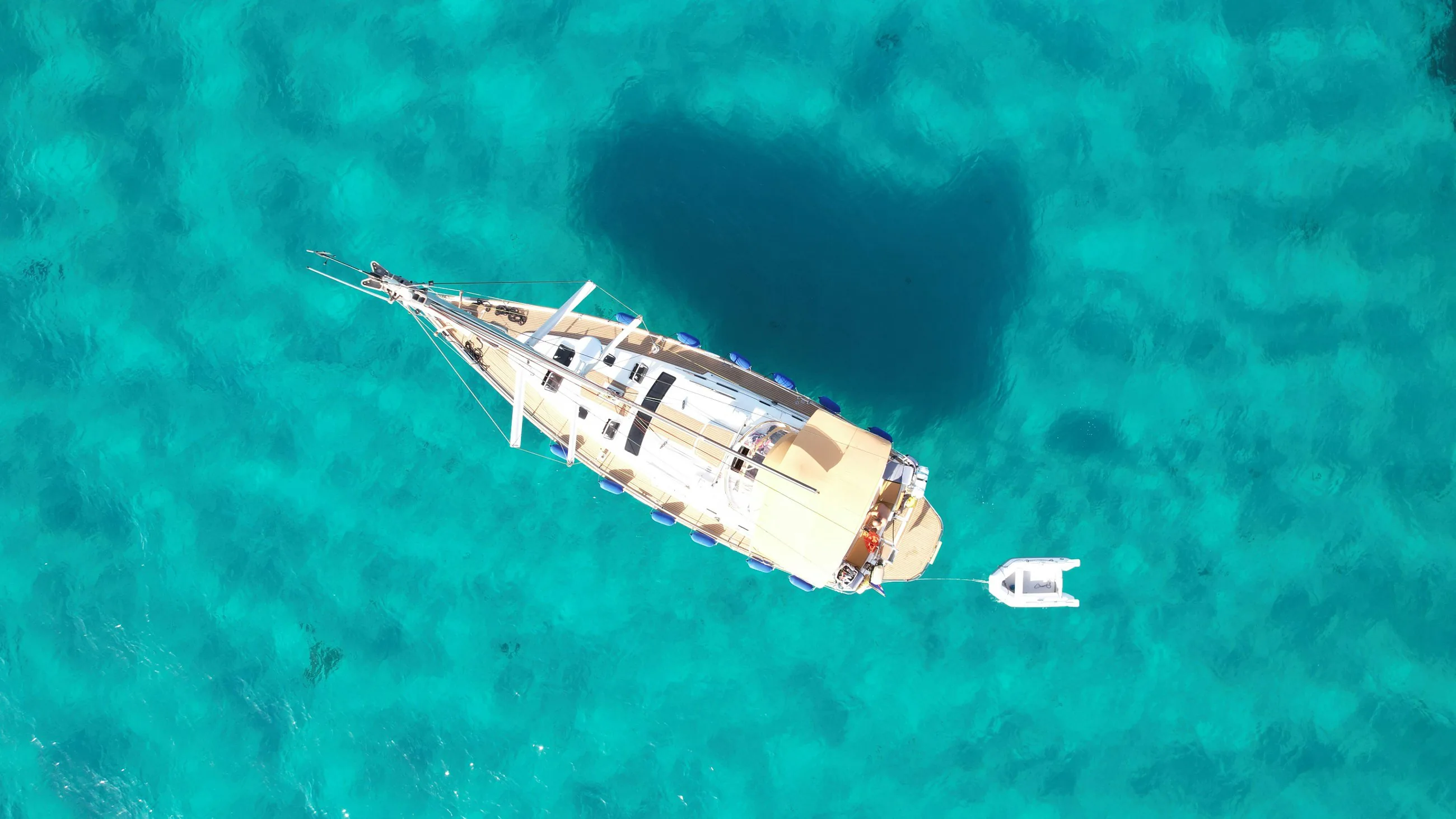 Yate de vela navegando en aguas claras