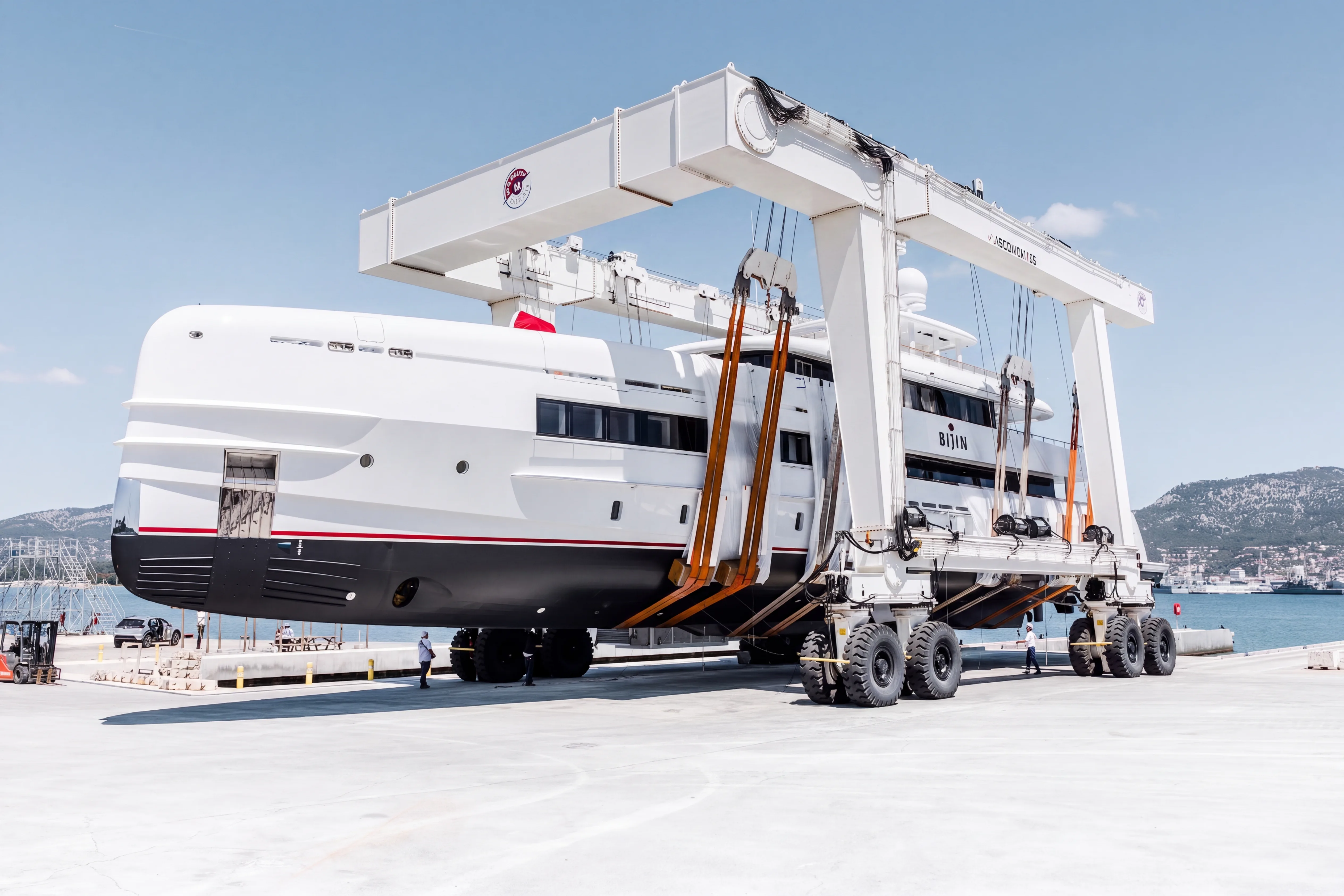 Yacht im Travellift auf der Werft während eines Refits