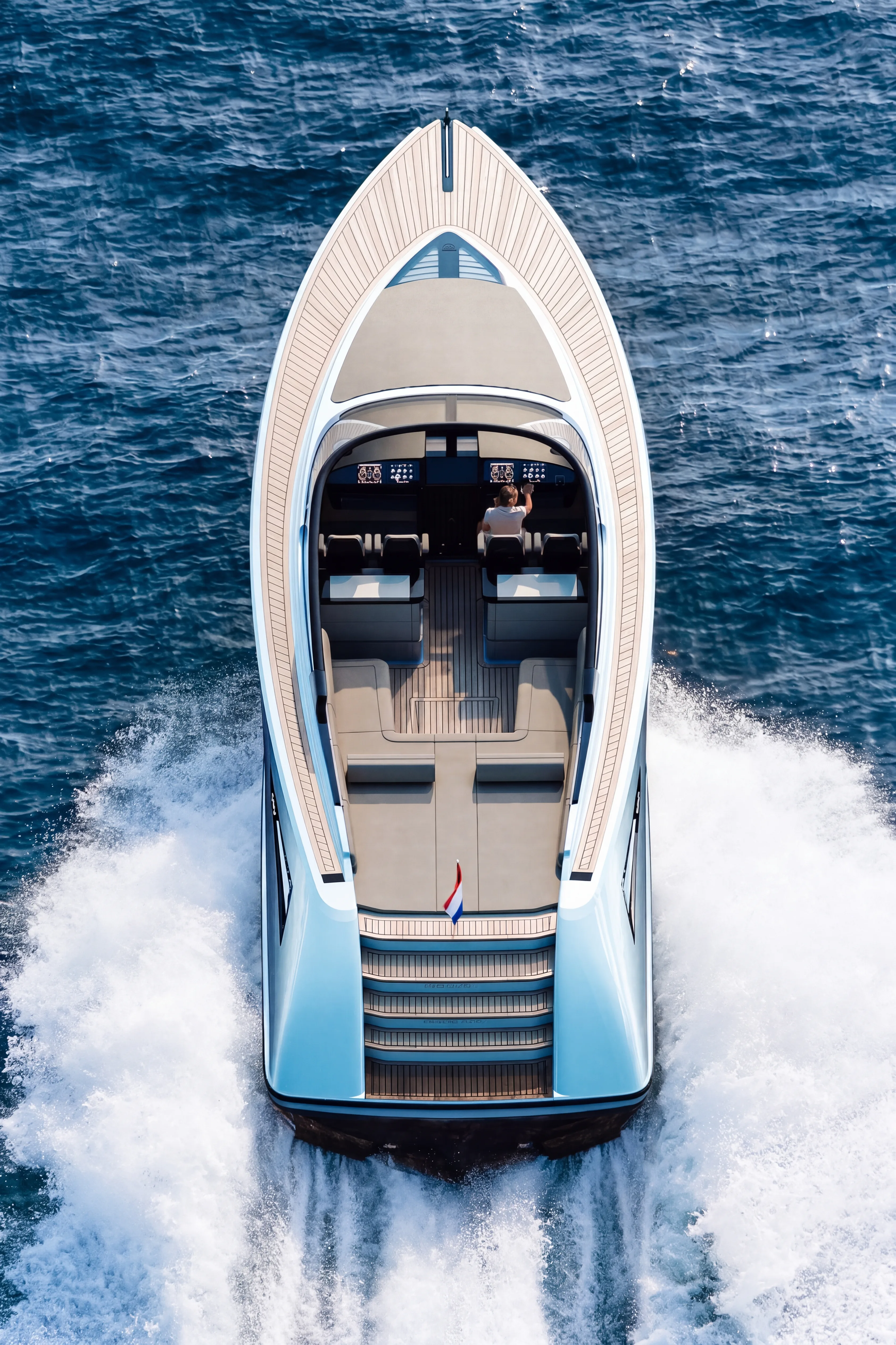 Yachtbug durchschneidet kristallklares türkisfarbenes Wasser