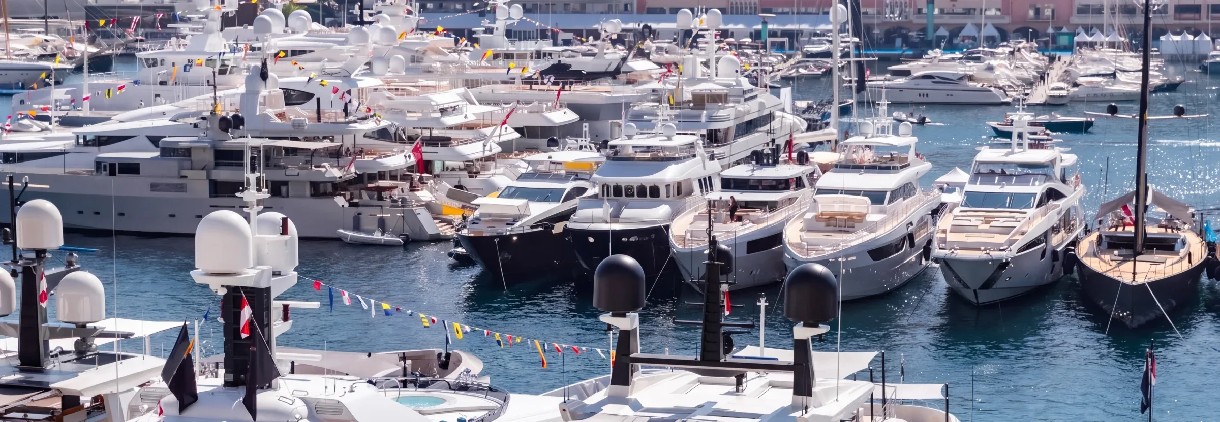 Reihen von Premium- und Luxusmotoryachten, die Seite an Seite in einem mediterranen Yachthafen liegen