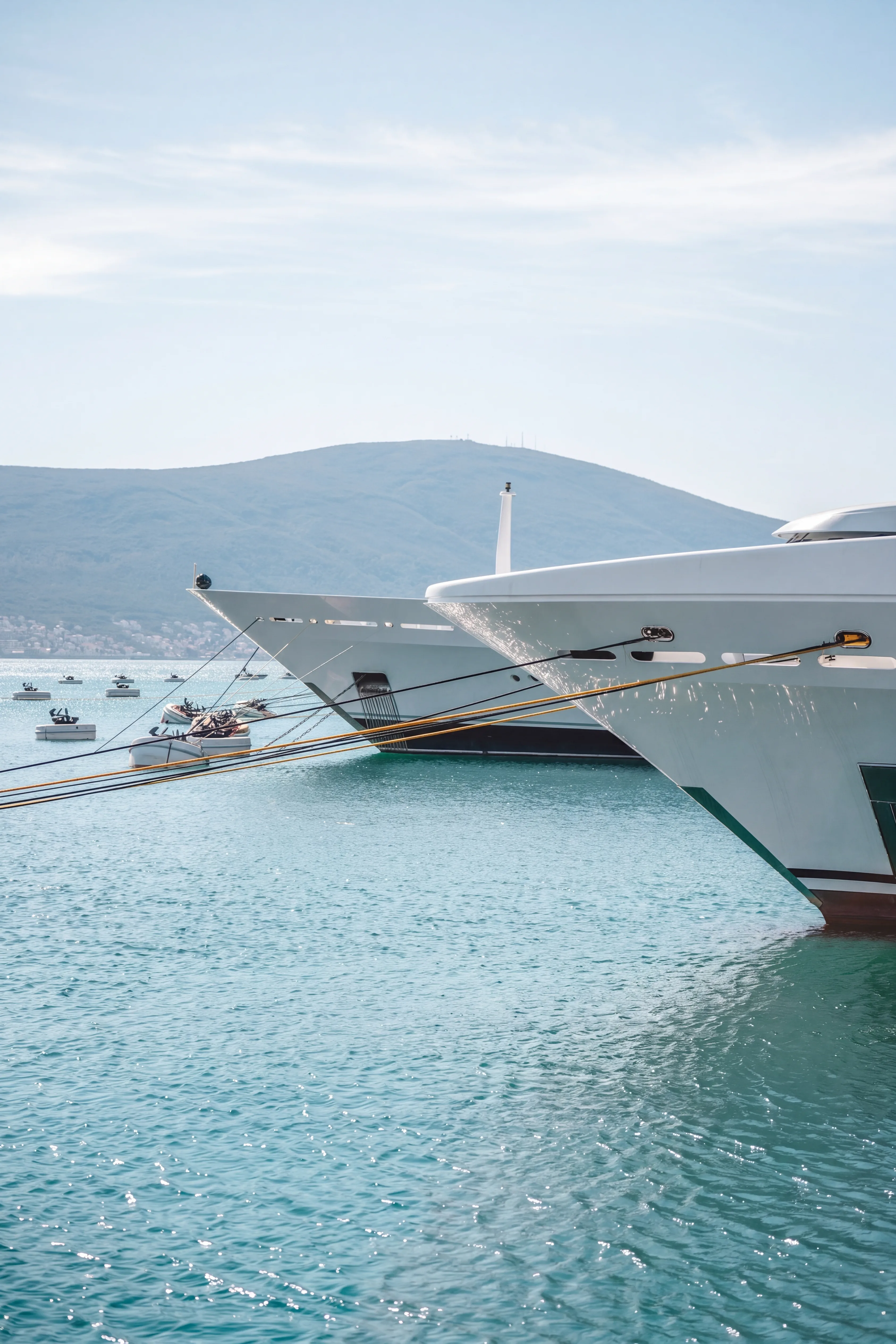 Aufgereihte Yachtbuge in einem Mittelmeerhafen