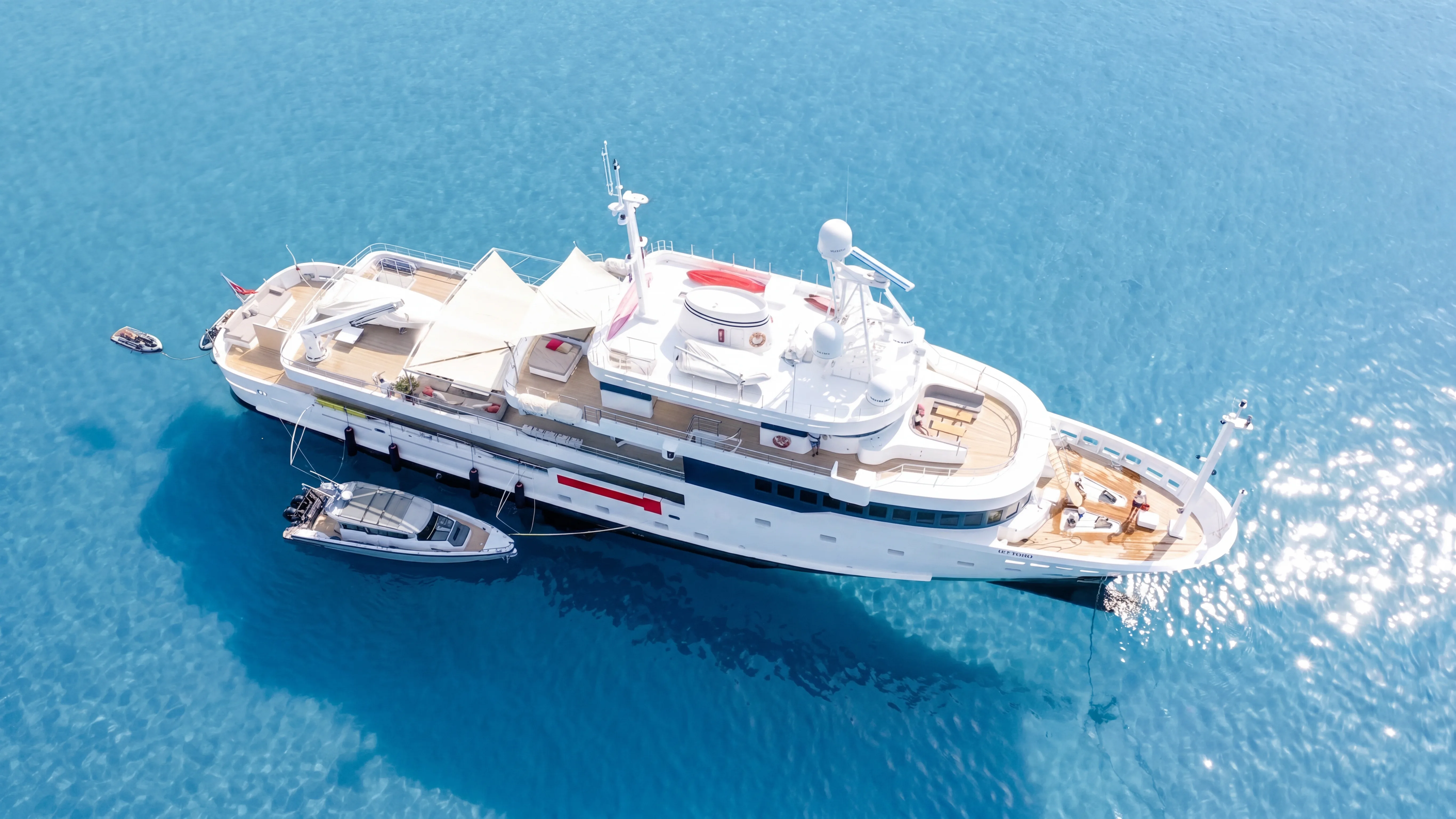 Luxusyacht mit professioneller Crew vor Anker