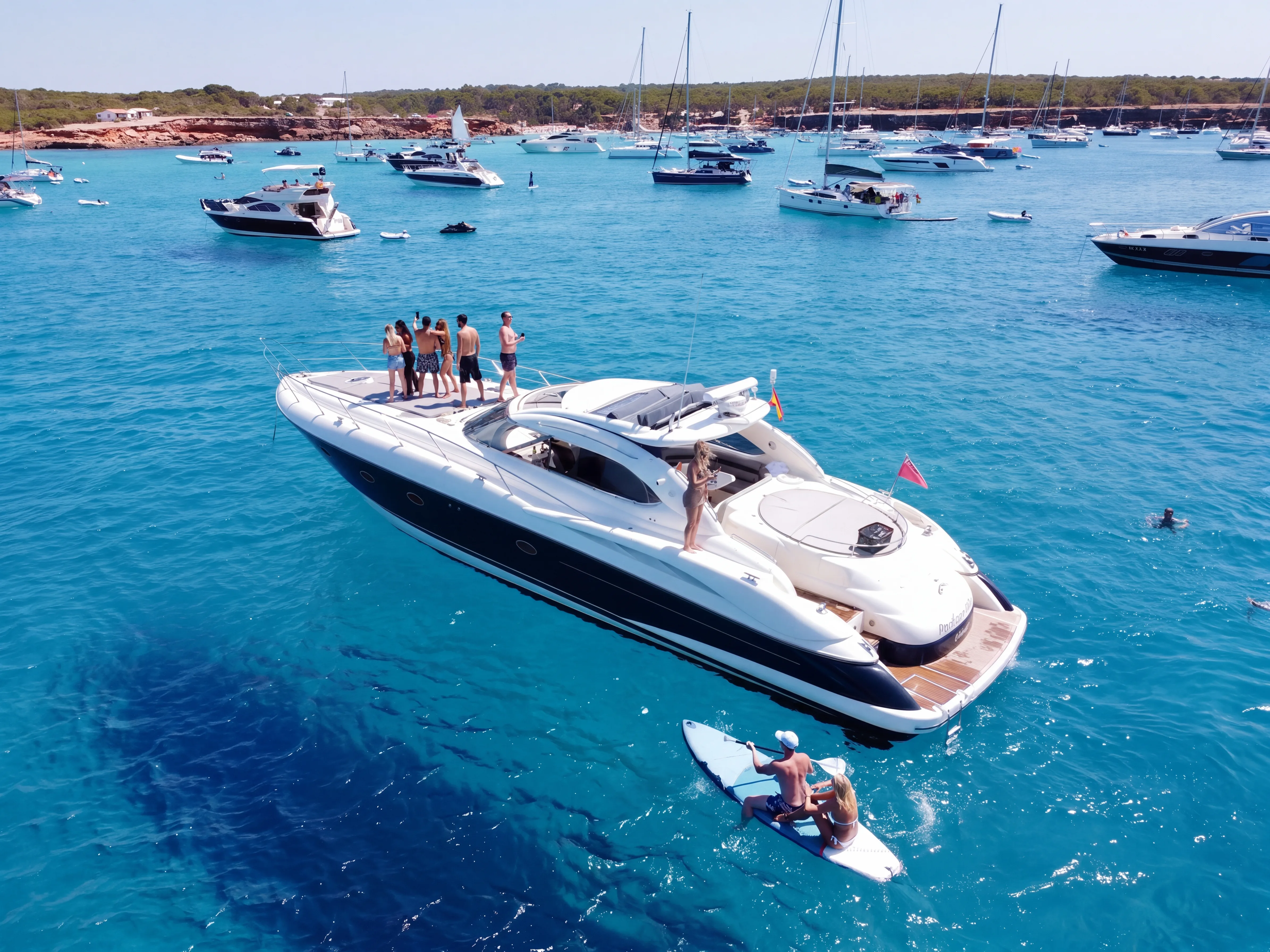 Motoryacht in Fahrt durch türkisfarbenes Wasser