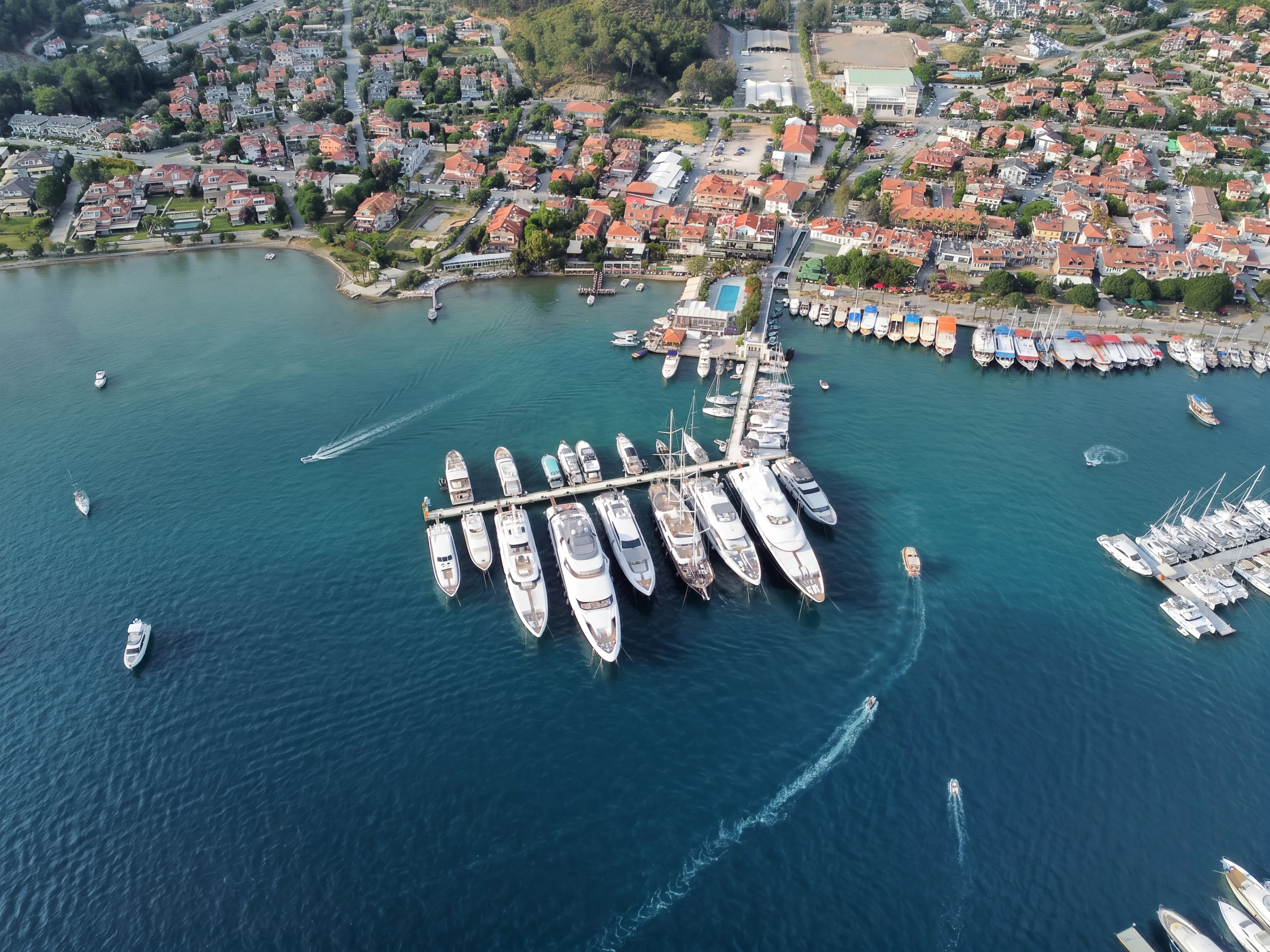 Luftaufnahme einer Marina mit vertäuten Superyachten