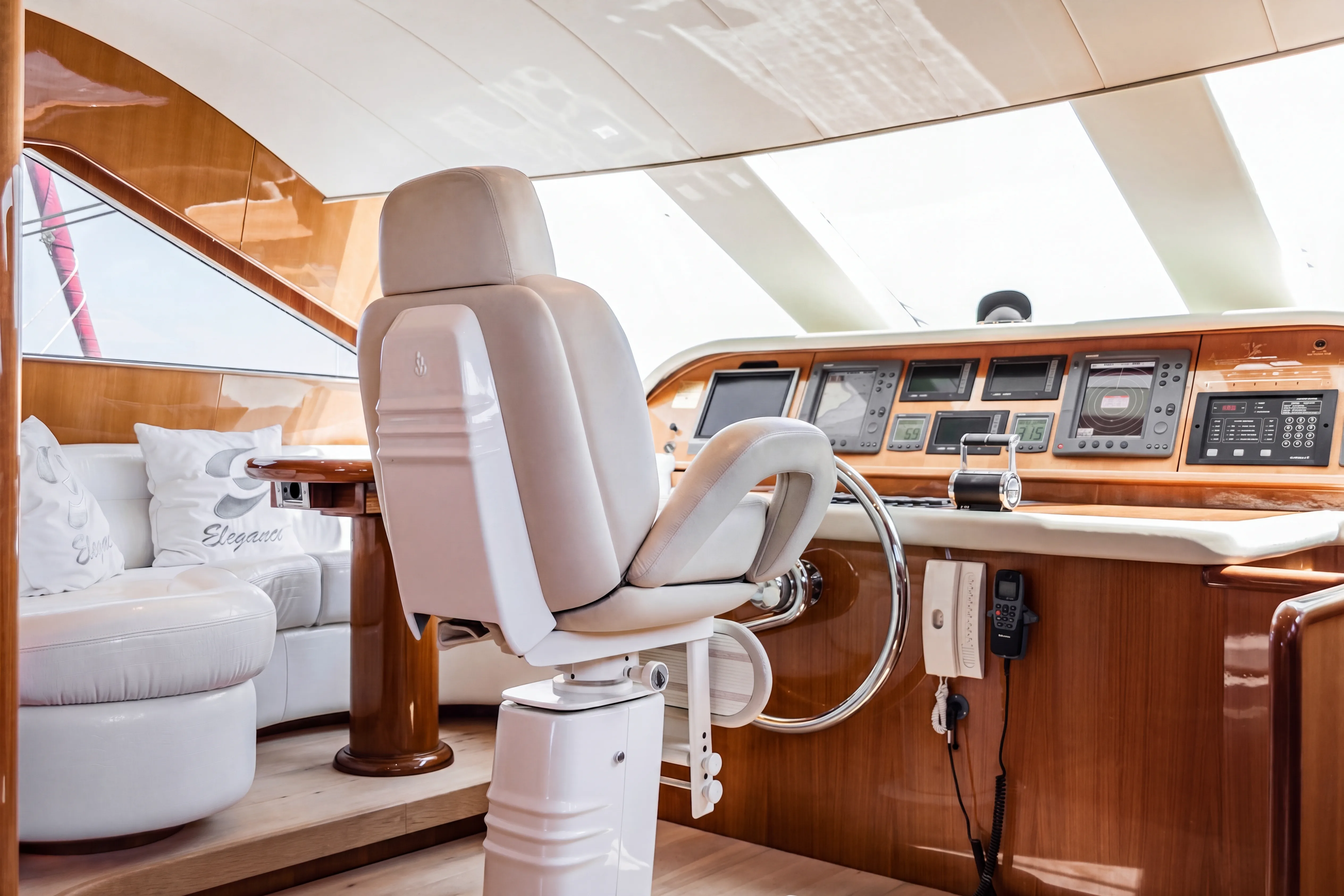 Yachtbrücke mit Steuerstand und Navigationsinstrumenten