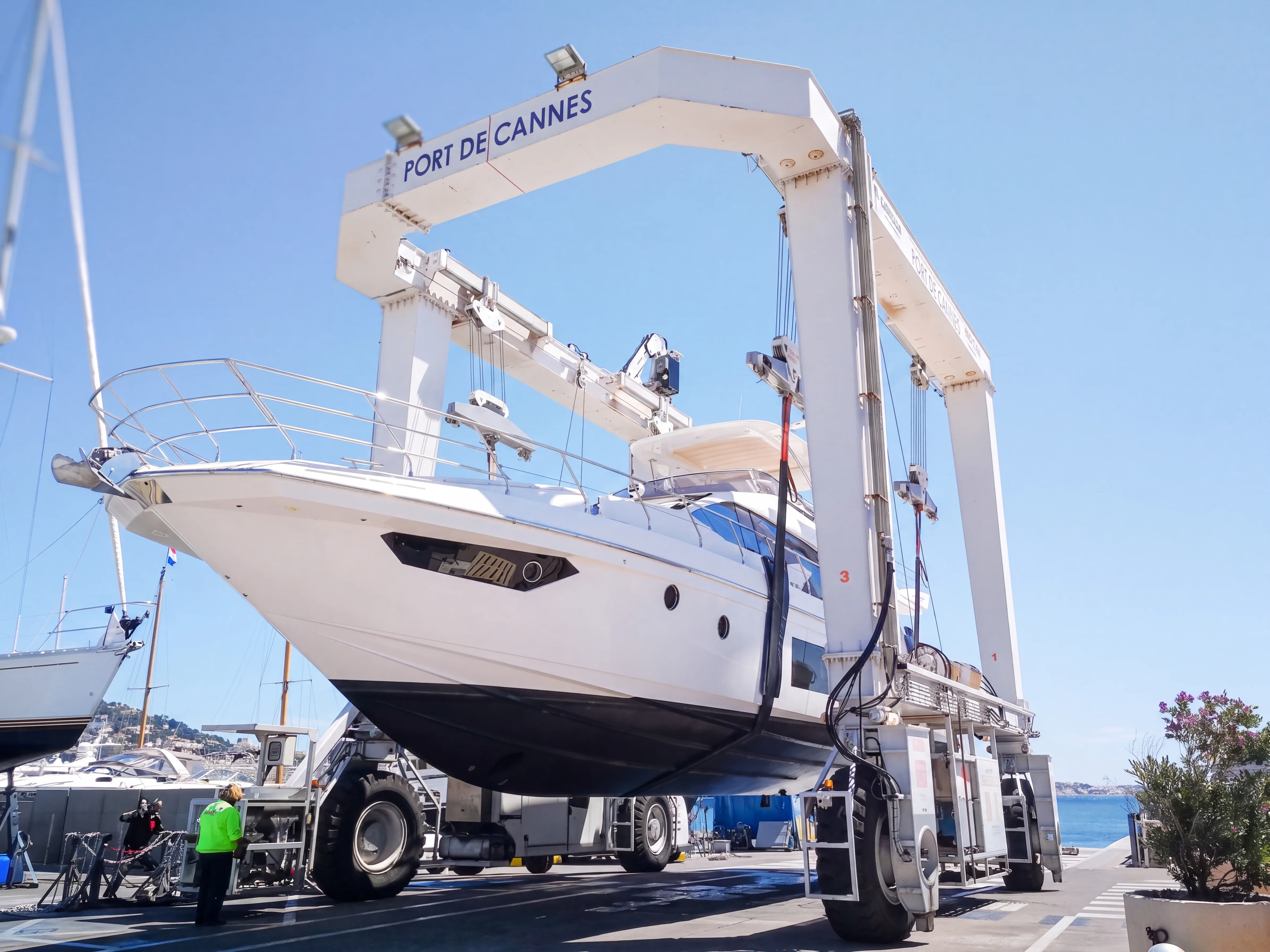 Yacht wird im Port de Cannes von einem Travellift angehoben