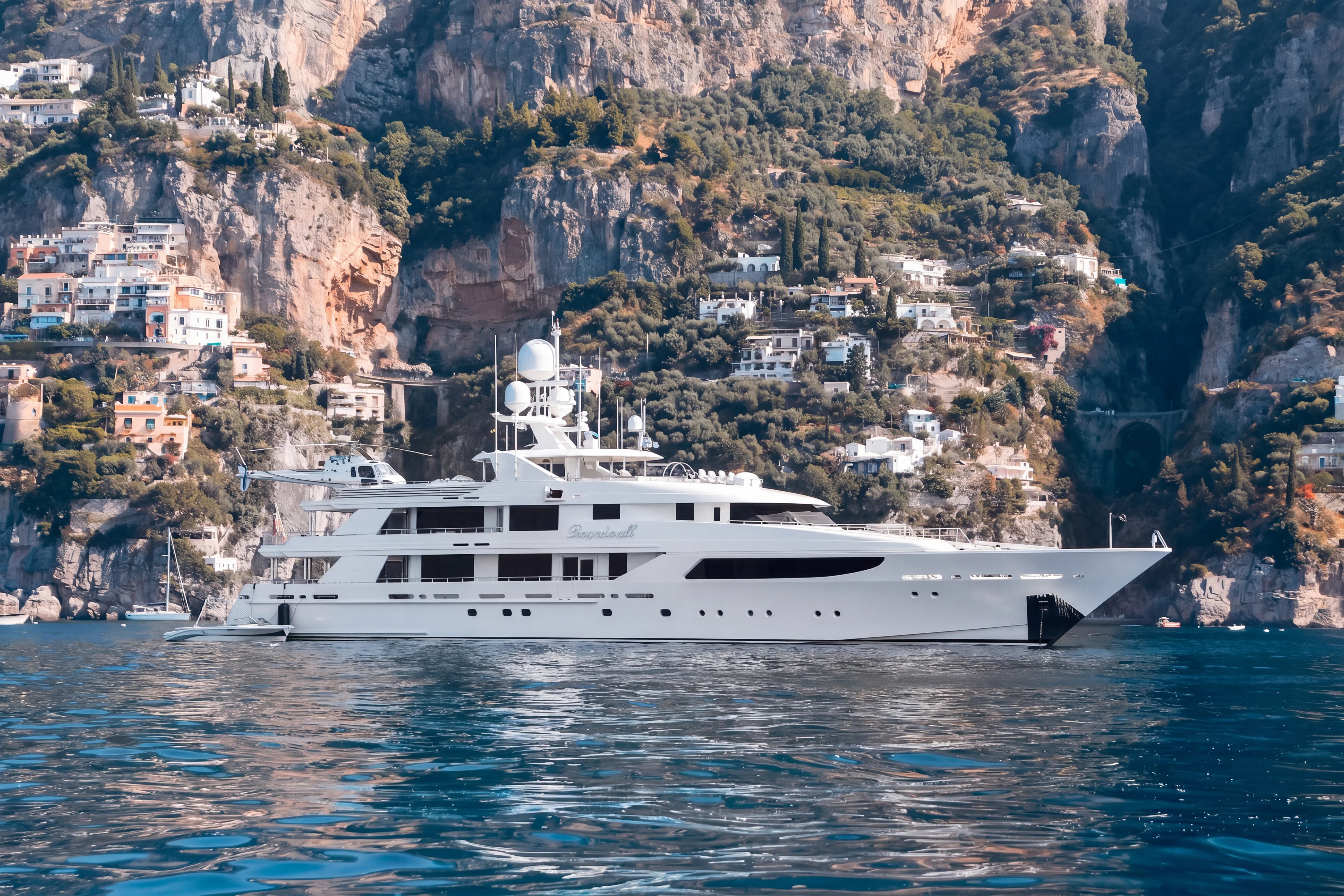 Superyacht ankert vor der Mittelmeerküste