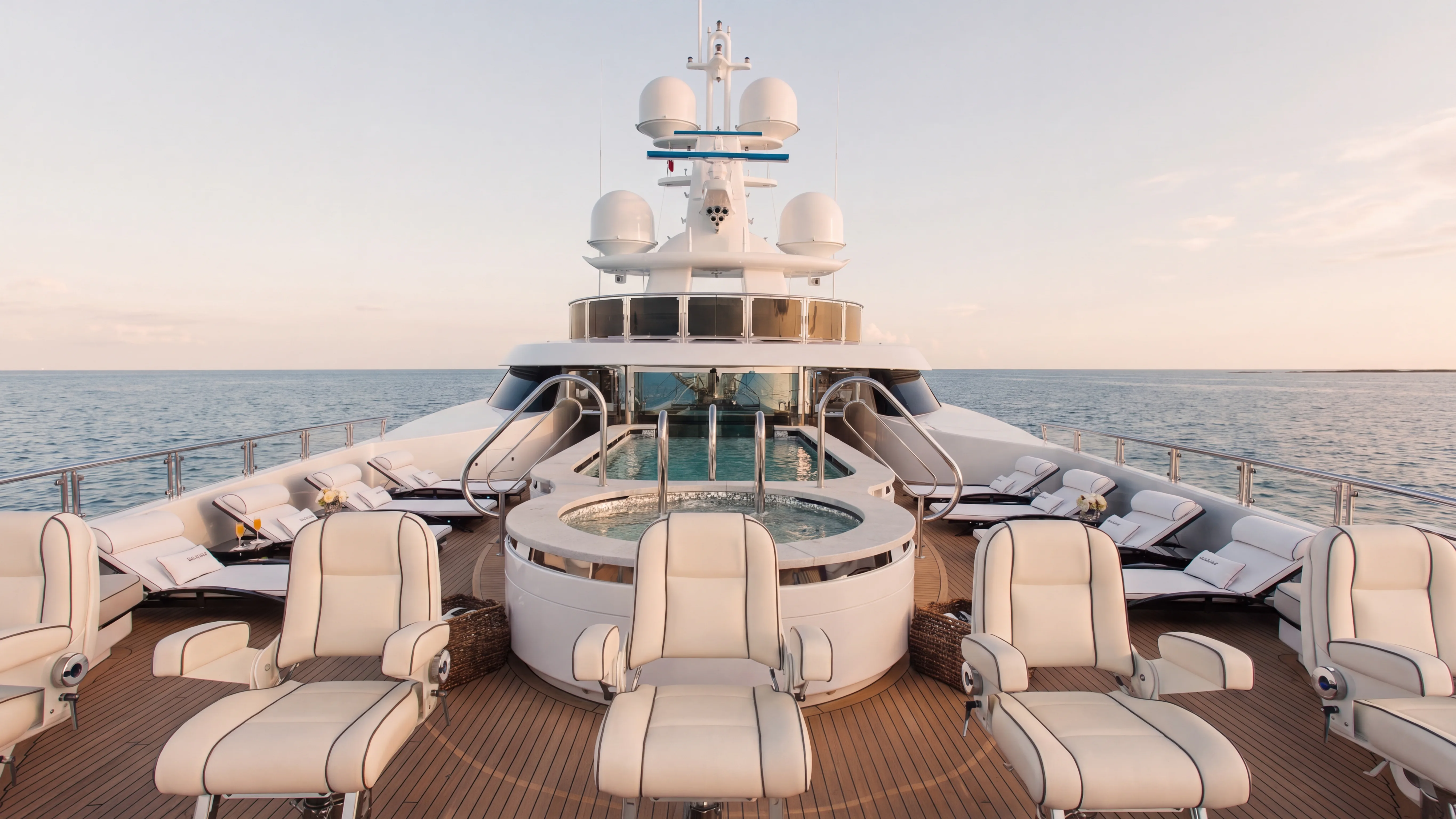 Cubierta solárium de un superyate con jacuzzi — estilo de vida premium