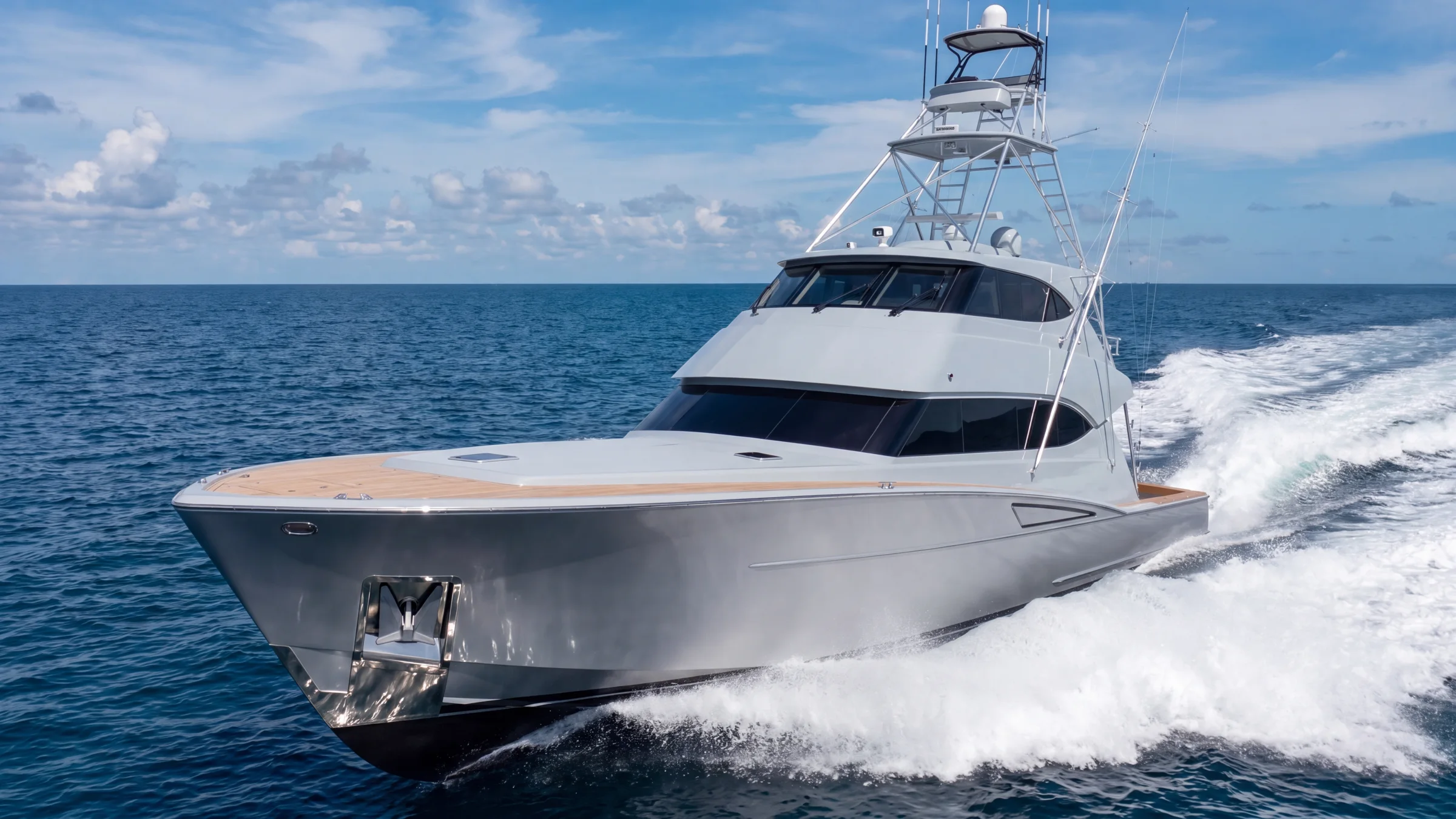 Gran yate de pesca deportiva navegando en mar abierto