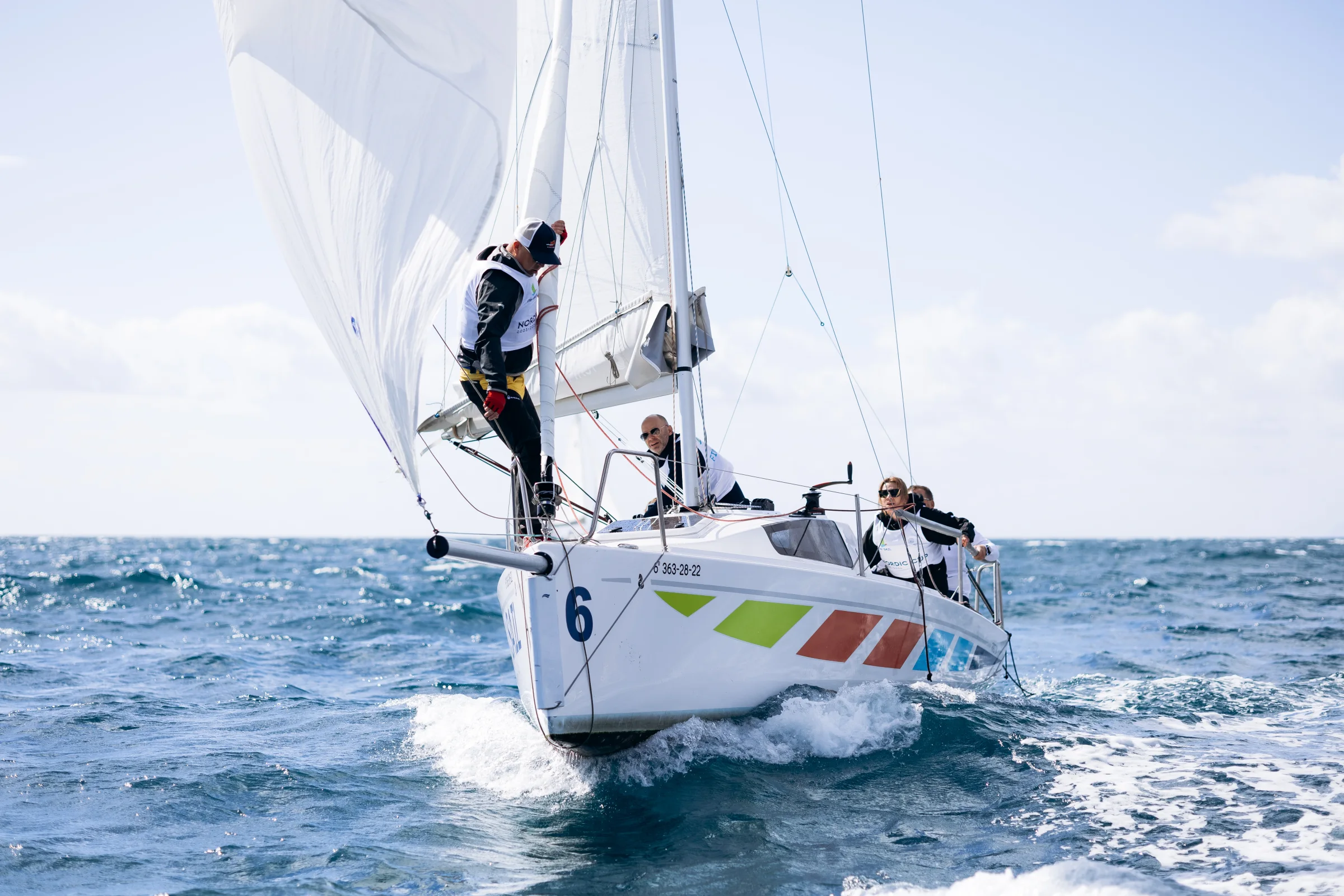 Navegantes trabajando juntos en la cubierta de un velero